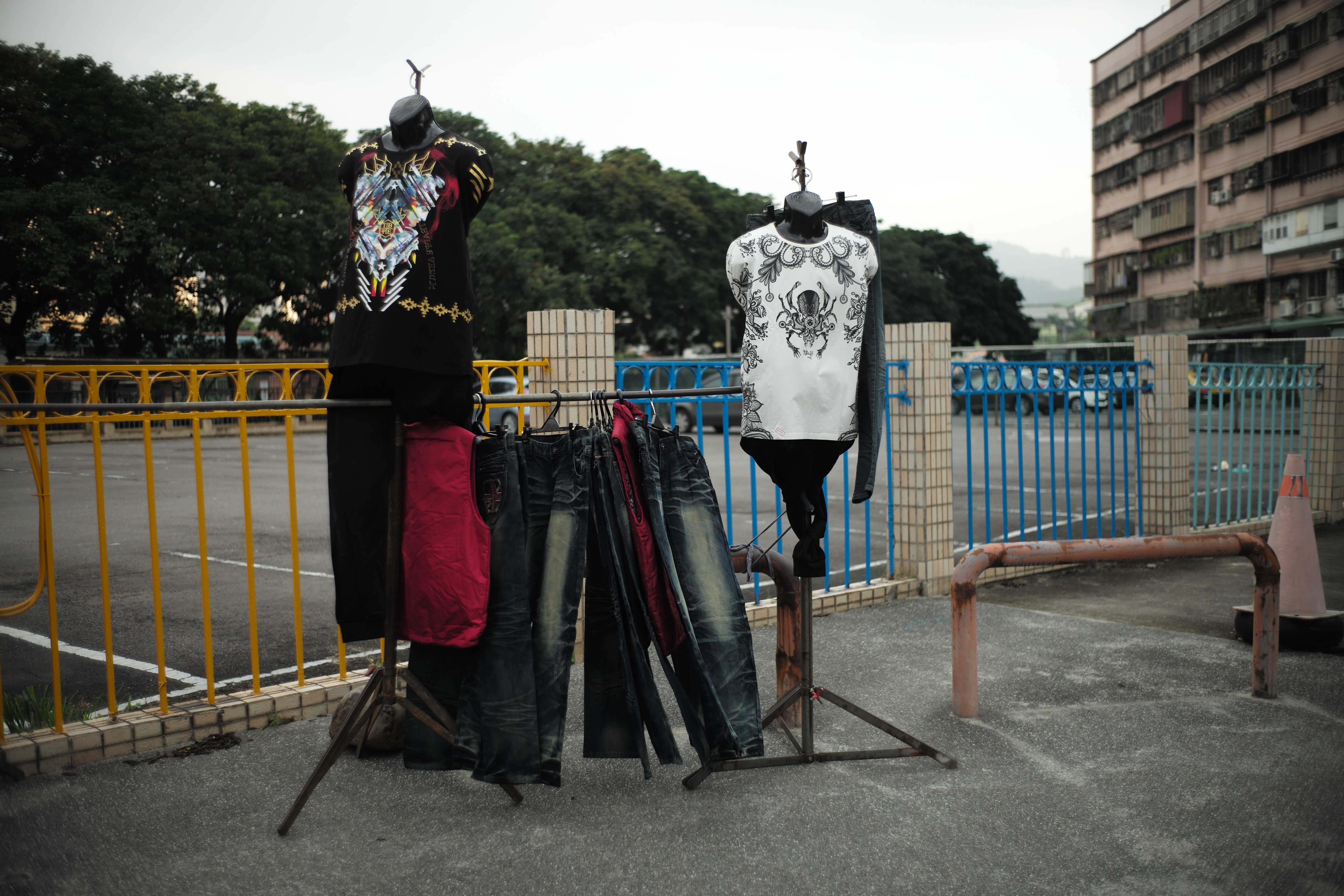 監獄四周賣衣服的攤販。