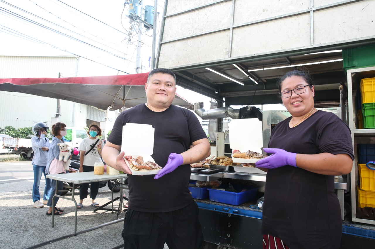 蔡嘉修（左）與女友陳右昕（右）共同經營「胖子修」行動餐車，是中部人氣幽靈餐車。