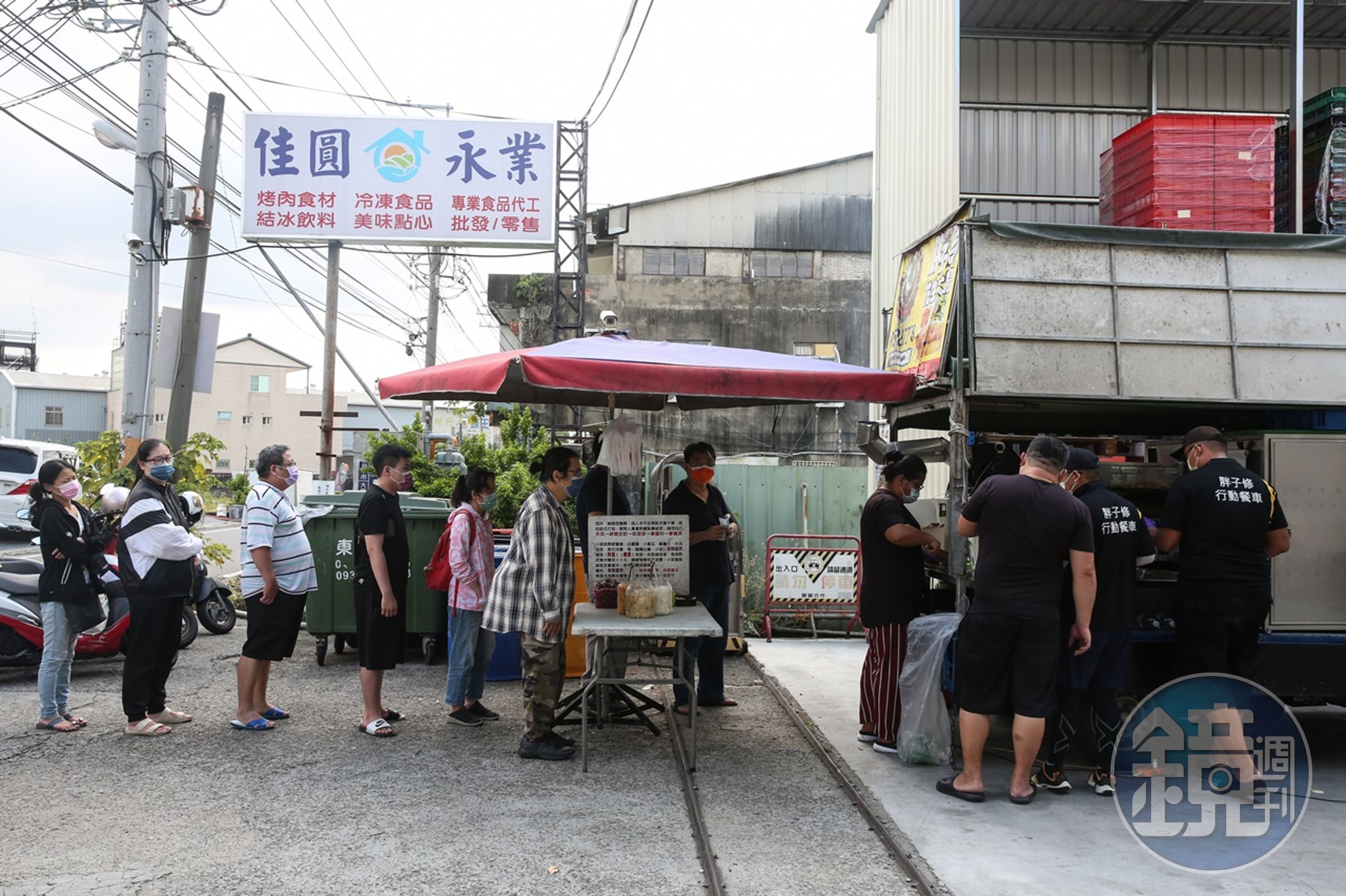 平日午後,「胖子修」幽靈餐車一公布擺攤據點,立刻吸引排隊人潮。
