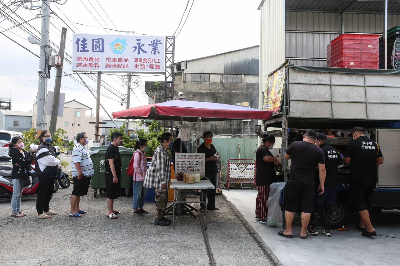 平日午後，「胖子修」幽靈餐車一公布擺攤據點，立刻吸引排隊人潮。