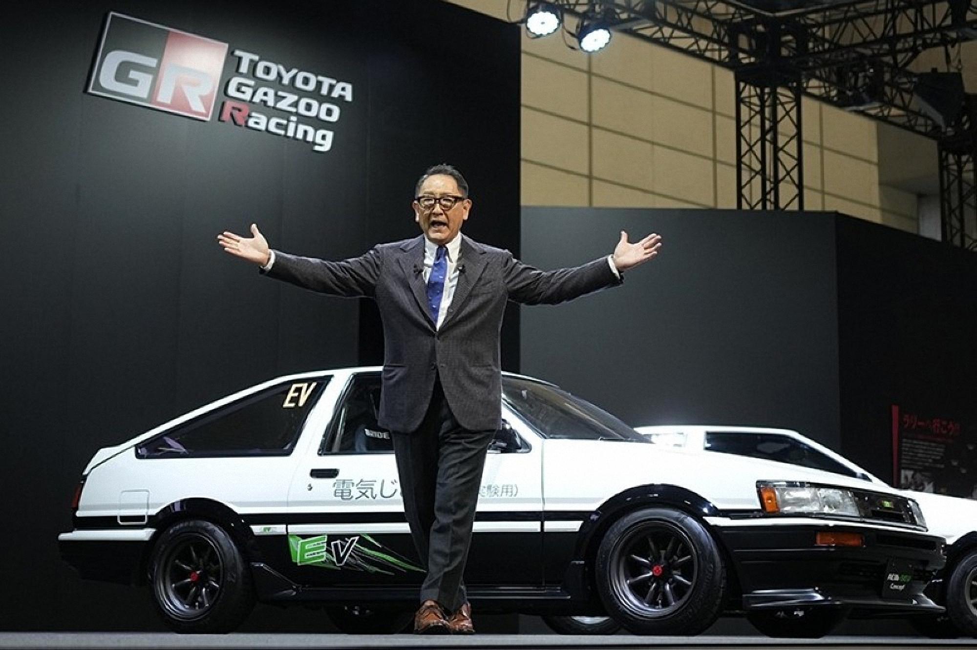 由TOYOTA集團總裁豐田章男親臨揭幕，TOYOTA AE86 BEV & H2 Concept不僅闡述了集團對於碳中和概念的理想與實踐，更帶領無數車迷回憶起狂追《頭文字D》時的年少輕狂。