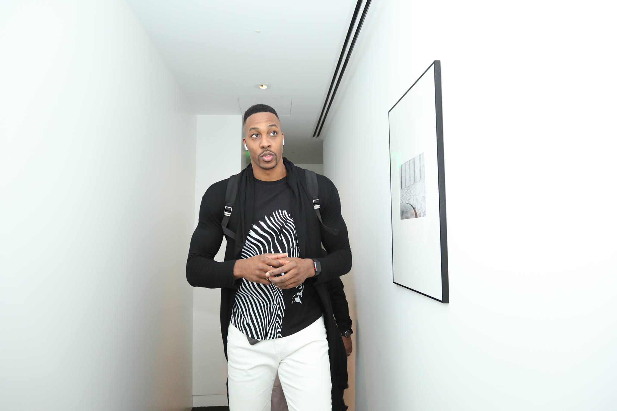 「魔獸」霍華德被目擊搭乘高鐵時將大腳高掛椅背，球團坦言觀感不佳，會再跟他溝通。（翻攝自Dwight Howard臉書）