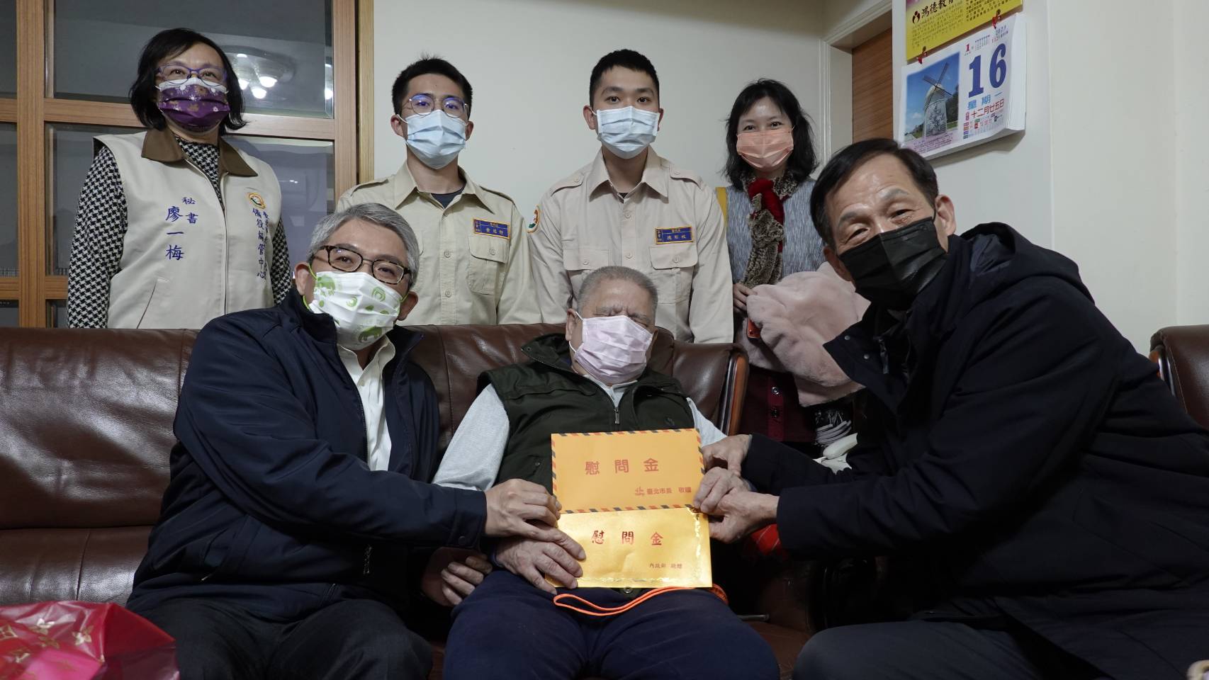 花敬群代理部長探視服義務役期間受傷的賴姓退役人員。（內政部提供）