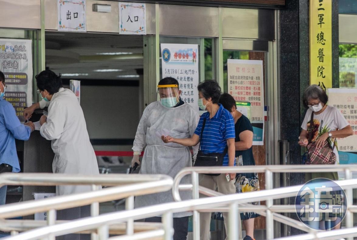 若於春節期間COVID-19確診時,可先上防疫專區網站查詢醫療院所。(示意圖,本刊資料照)