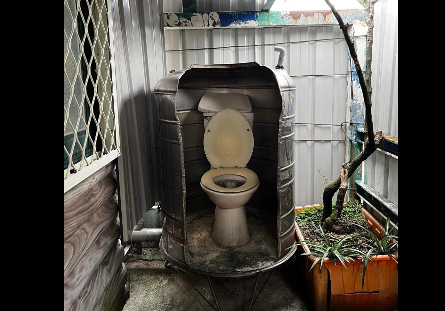 網友看屋時發現奇葩馬桶裝潢，房東居然將廢棄水塔切開，將馬桶裝在中間。（翻攝臉書社團「奇葩裝潢分享中心」）