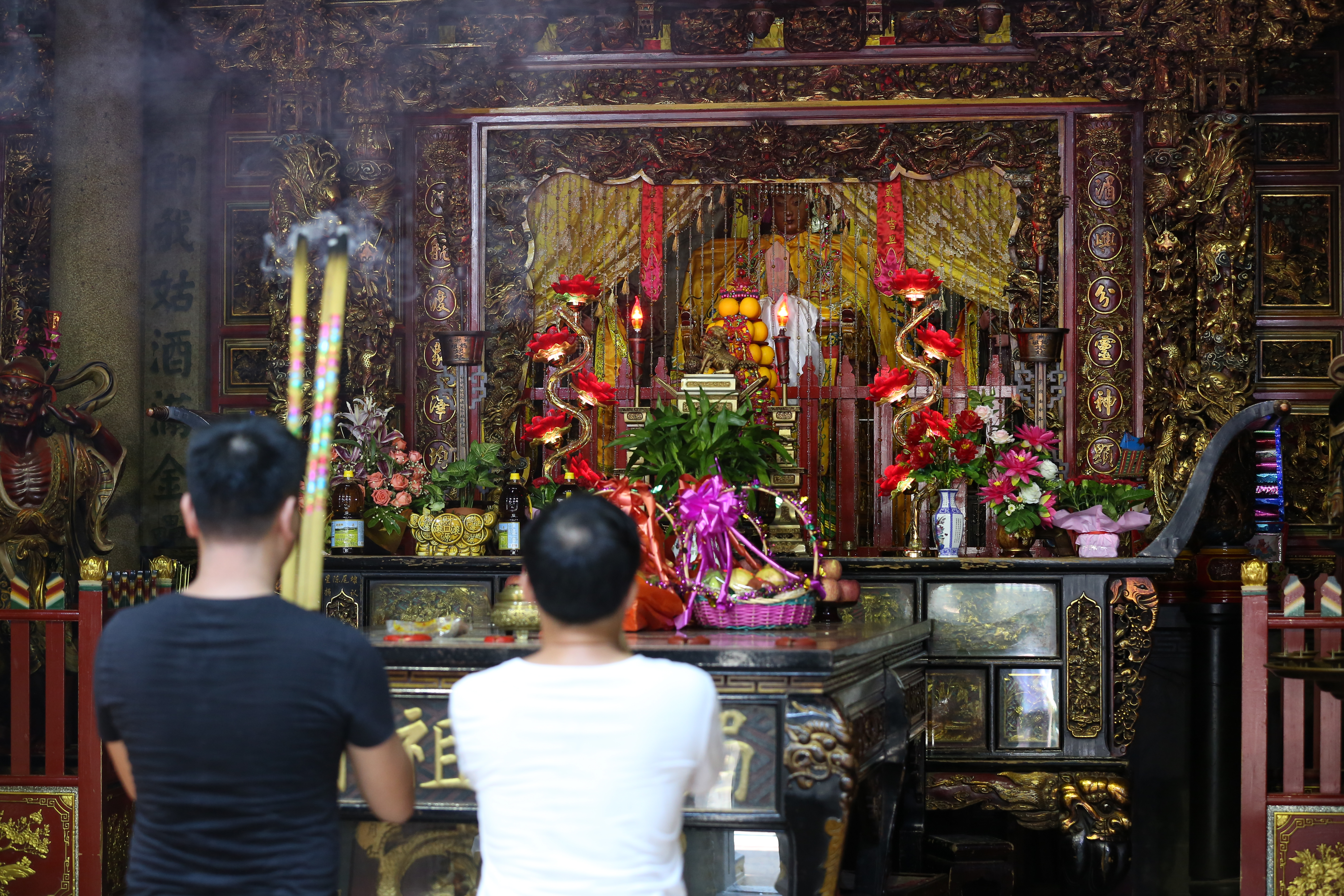 很多人都會在新春過年期間到廟裡拜拜，有些人在當年度犯太歲時，會藉此機會順便點燈「安太歲」。（示意圖，本刊資料照）