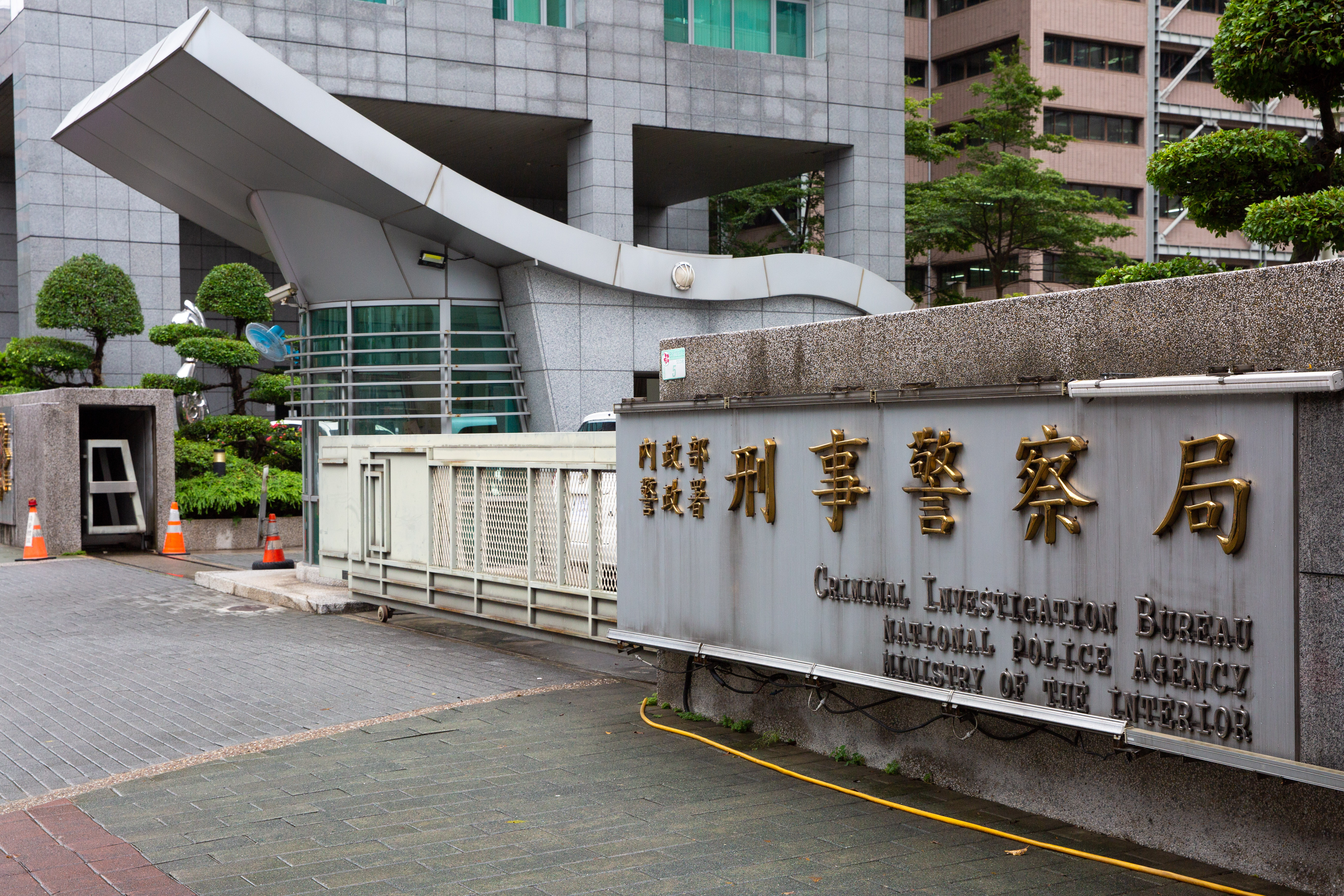 刑事局表示，國人運輸毒品出國遭查獲，除了被判重刑外，也有部分國家執法手段強烈，在緝捕過程中當場擊斃罪犯的案例。