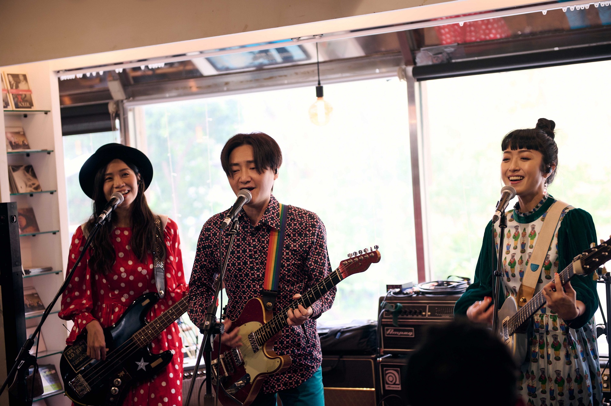 「再見卡夫卡」告別演唱會上,旺福團員Twiggy(左起)、小民、Mami開放現場點歌。(一念電影、海邊的卡夫卡提供)