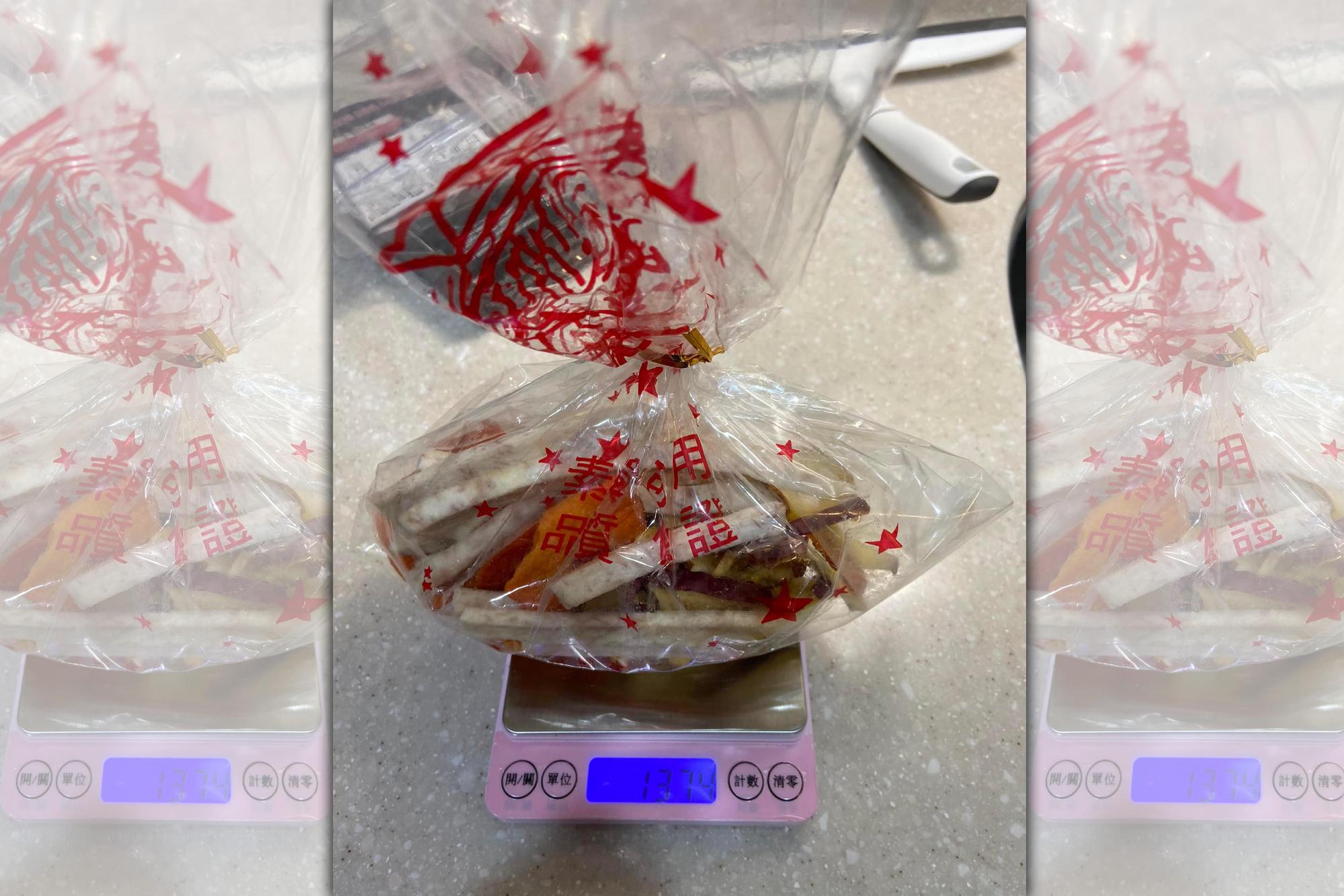 一名女網友爆料,她到迪化街買秤重的果乾,回家秤重換算下來卻跟店員說的價錢不符。(翻攝自臉書社團爆廢公社)