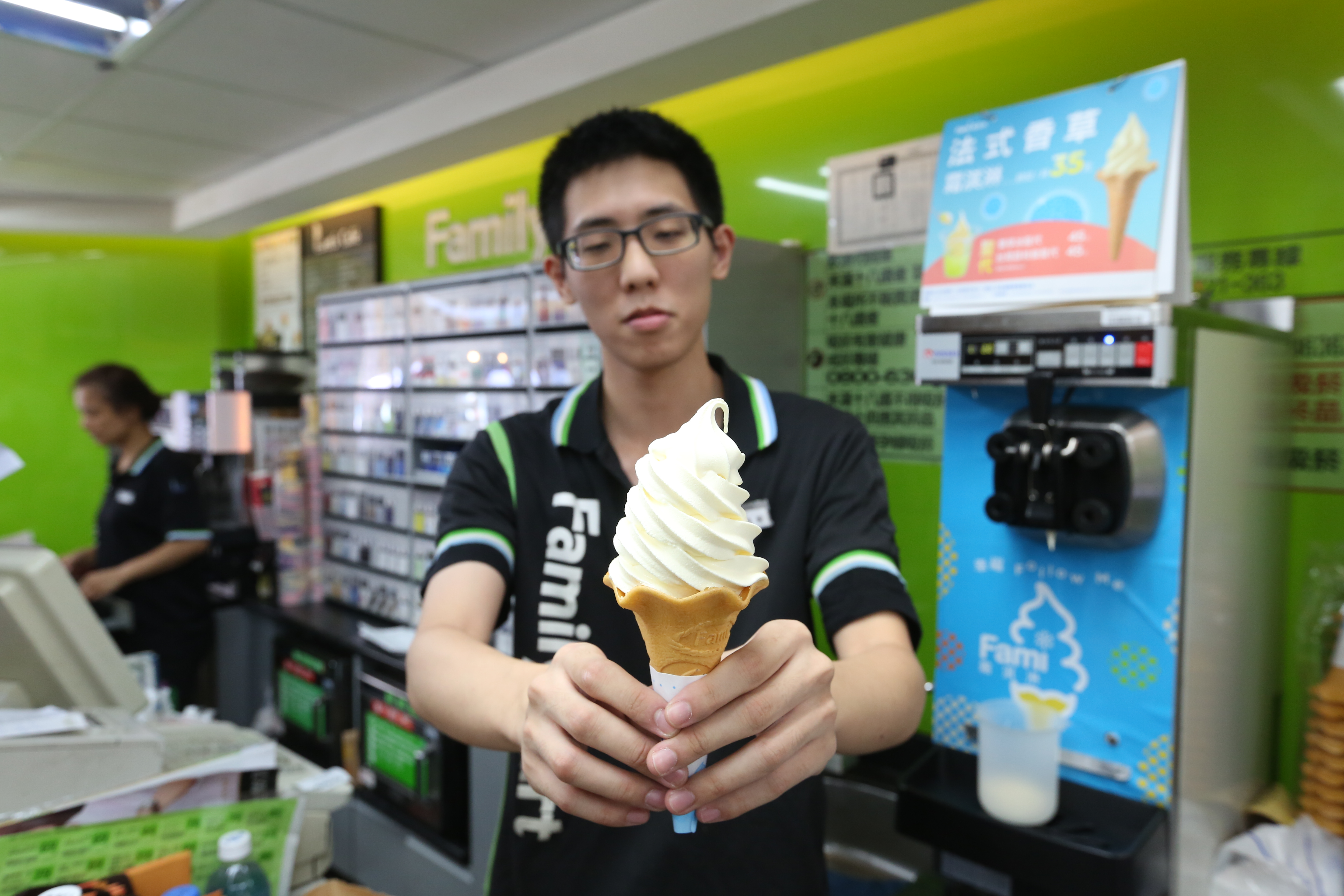 全家為喜迎農曆春節，限時5天推出驚喜「超殺優惠」系列，還加碼吃霜淇淋享買1送1。（本刊資料照）