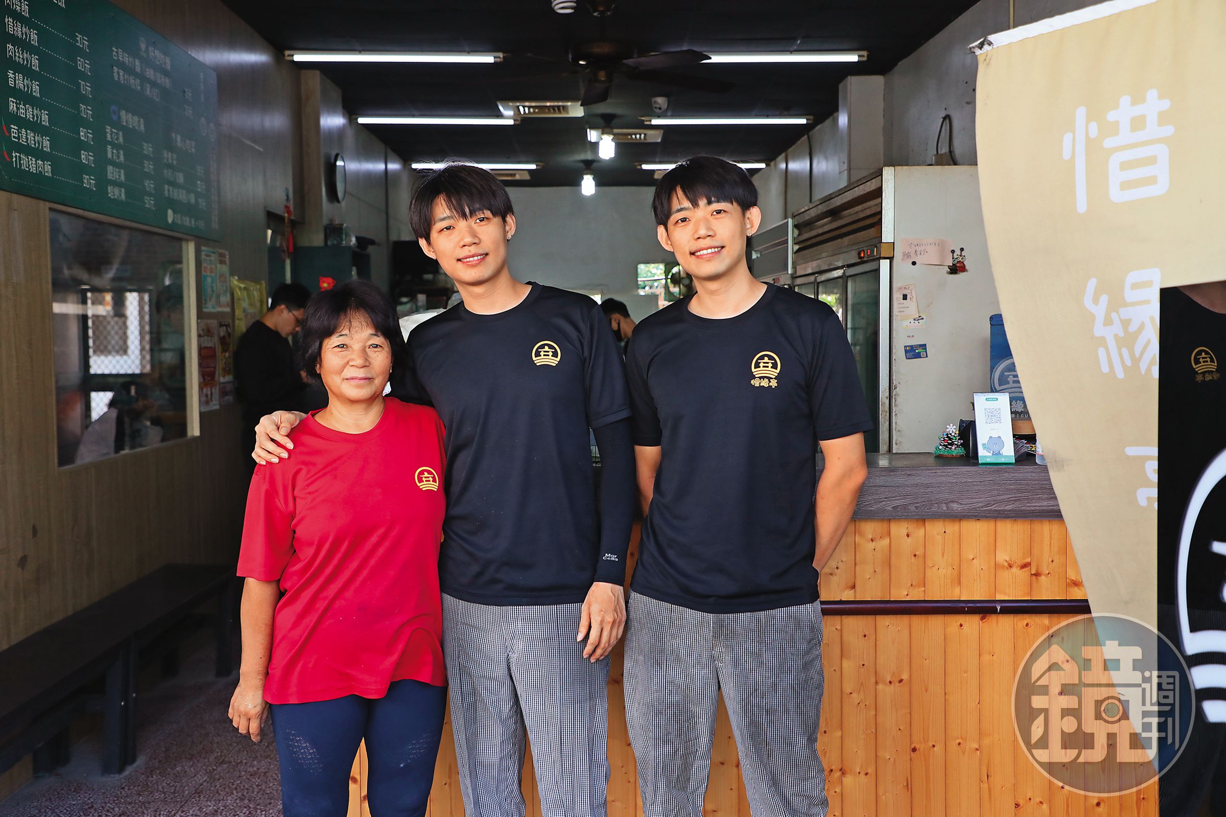 78年次的雙胞胎兄弟曾世宏（中）和曾世皓（右）和媽媽王美英（左）一起經營「惜緣亭米販部」，把20年小店做出新風貌。