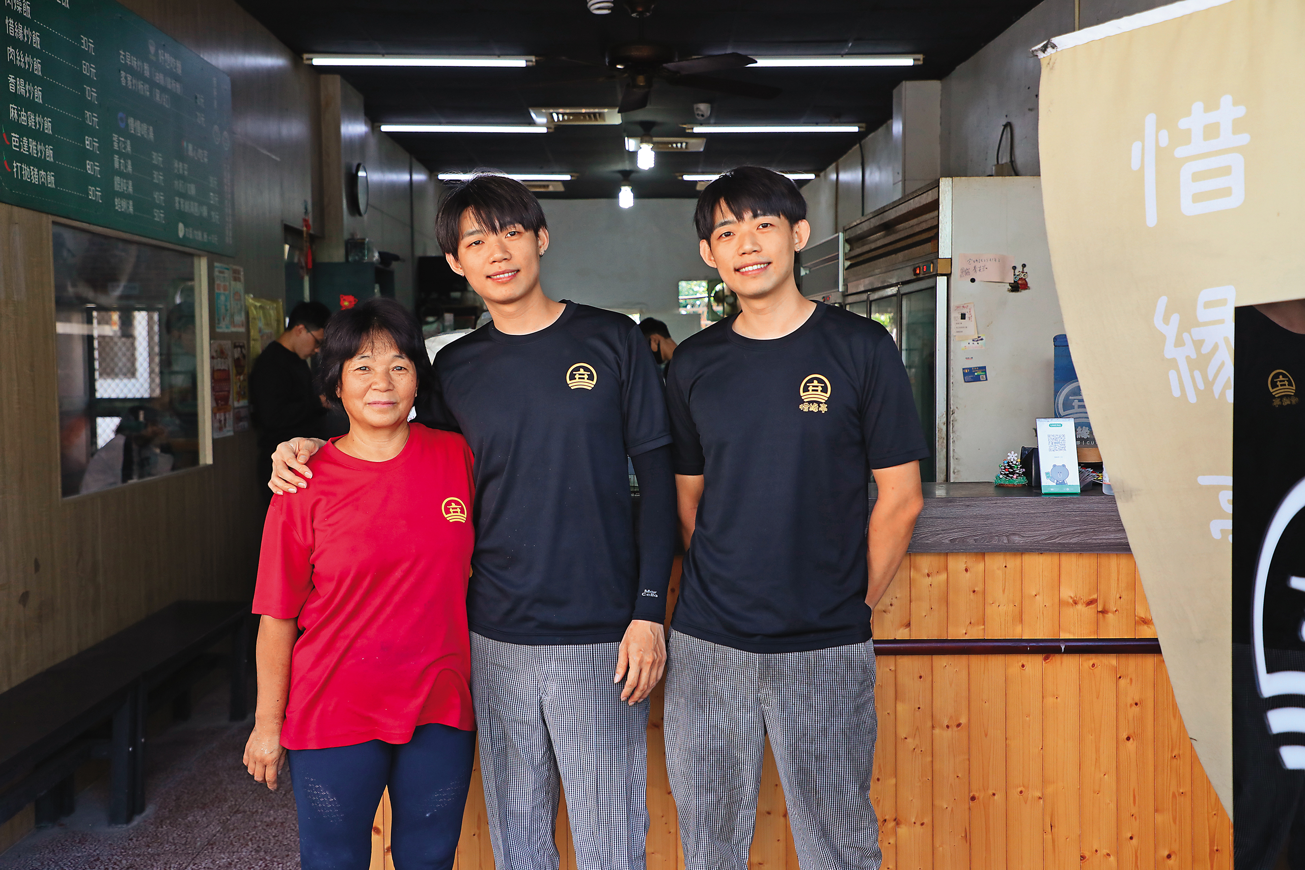 78年次的雙胞胎兄弟曾世宏（中）和曾世皓（右）和媽媽王美英（左）一起經營「惜緣亭米販部」，把20年小店做出新風貌。