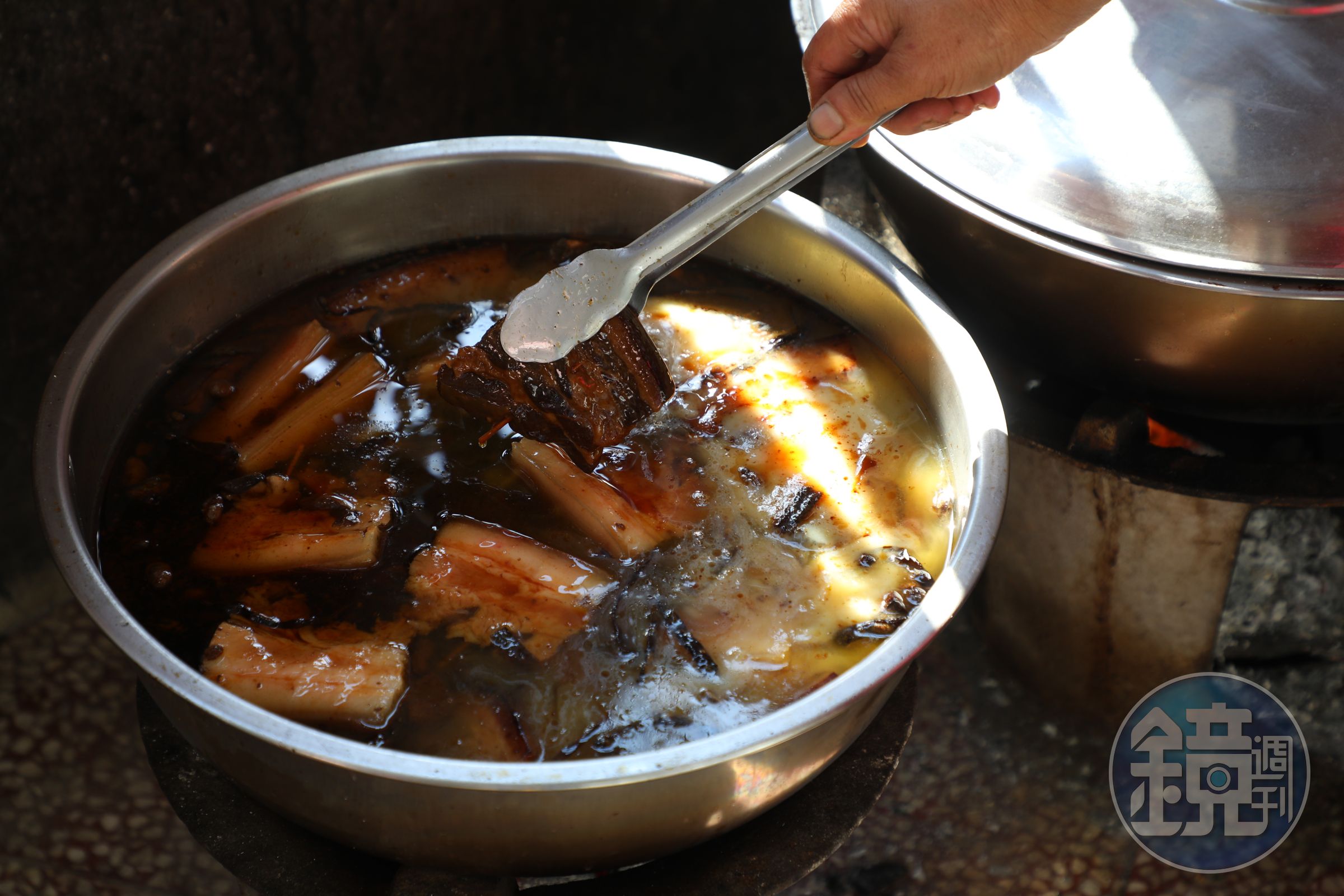 用炭火煨煮的「炭燒筍乾爌肉」，一看就好吃。