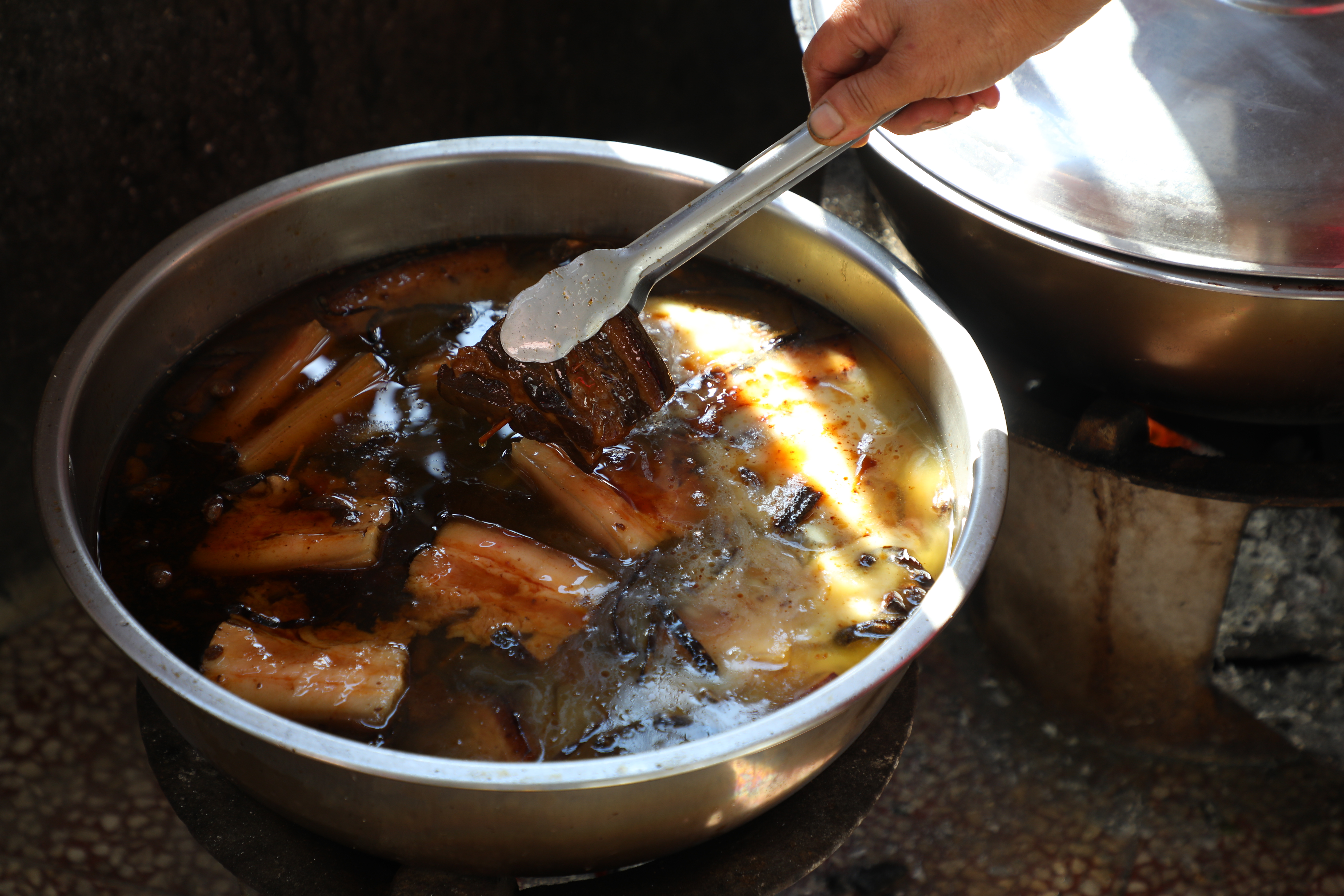 用炭火煨煮的「炭燒筍乾爌肉」，一看就好吃。