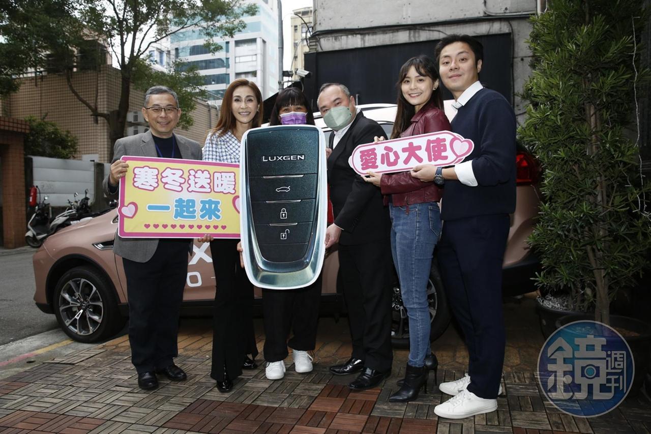 左起鳳凰藝能總經理趙善意、梁佑南、協會理事長陳宜樺、慈善企業家鍾文智、方琦、方璿開心一起寒冬送暖圓夢計畫。