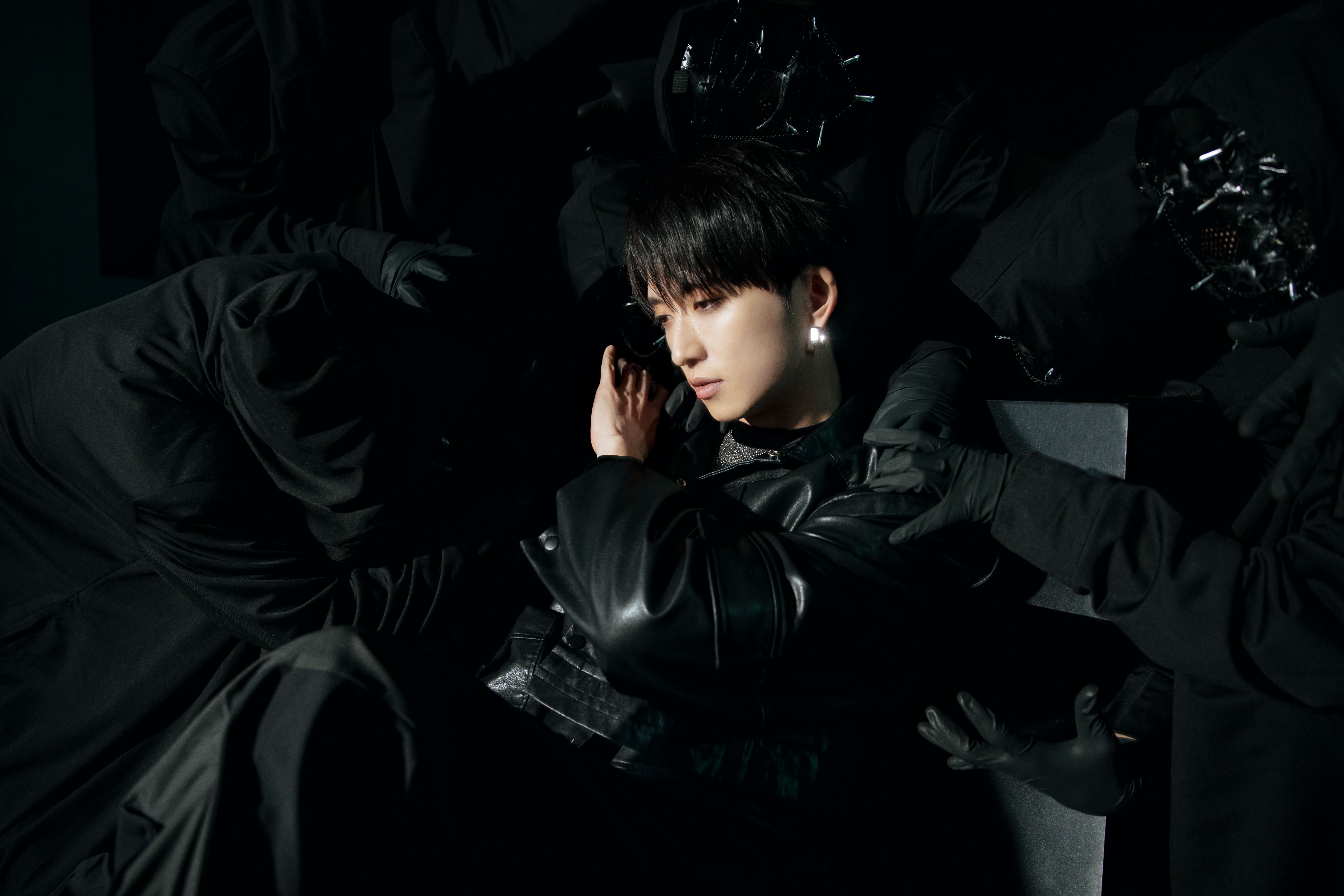 邱鋒澤與黑衣人共舞　掏出壓箱寶粉絲直呼「非常感動」