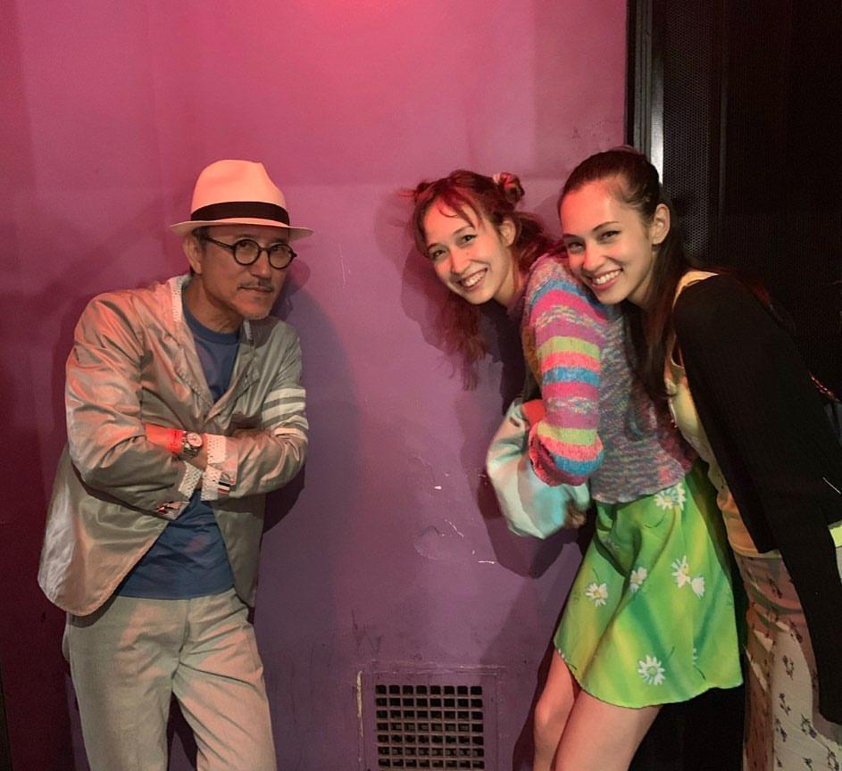水原希子（右）不捨高橋幸宏（左）的離去，在IG上發合照悼念。（翻攝自水原希子Instagram）