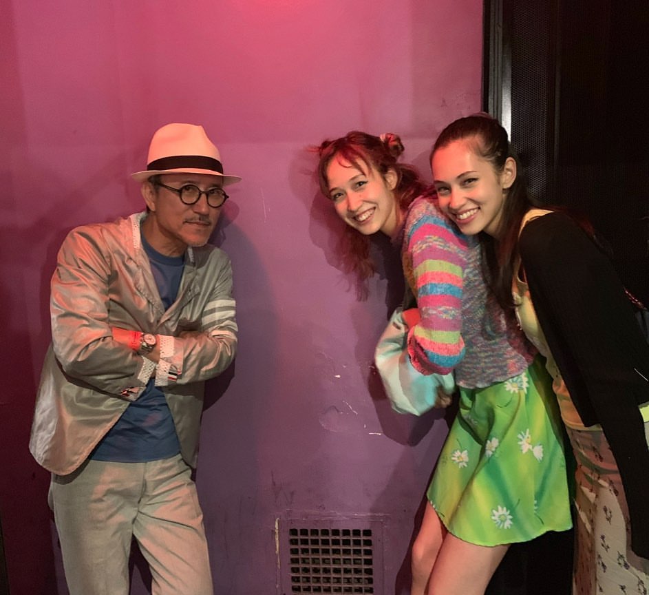 水原希子（右）不捨高橋幸宏（左）的離去，在IG上發合照悼念。（翻攝自水原希子Instagram）