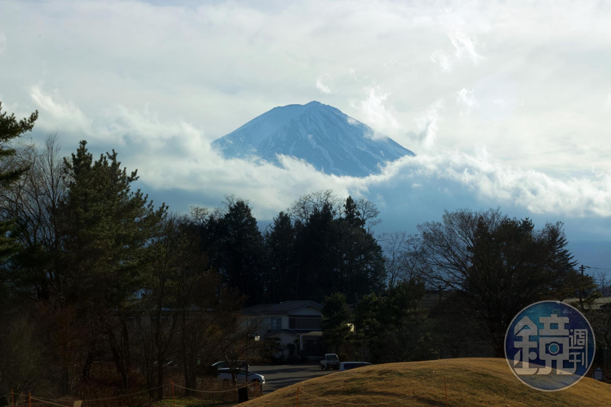 這天富士山上午請假，下午到了河口湖八木崎公園才準備開工，露出一點山頭。