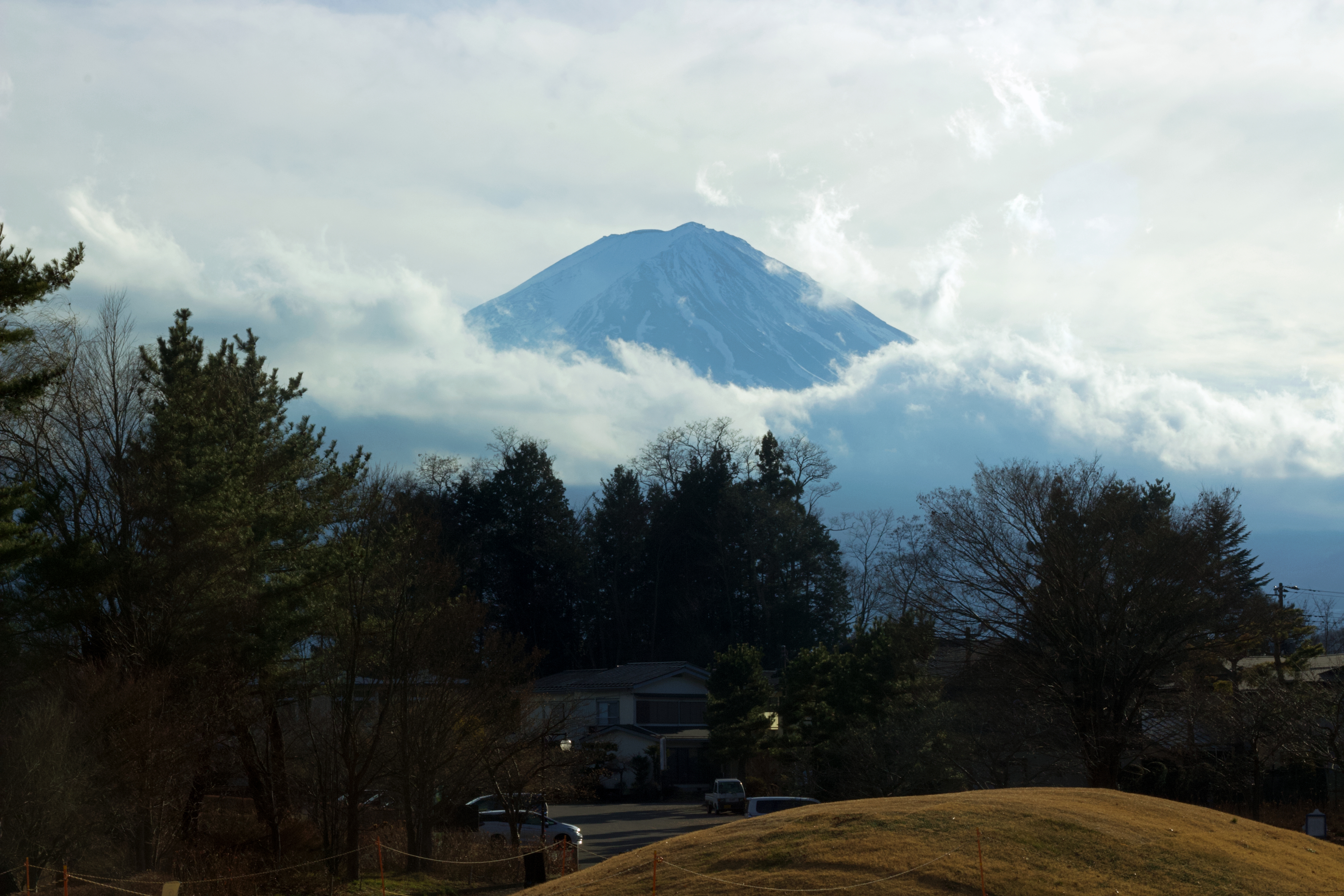 這天富士山上午請假，下午到了河口湖八木崎公園才準備開工，露出一點山頭。