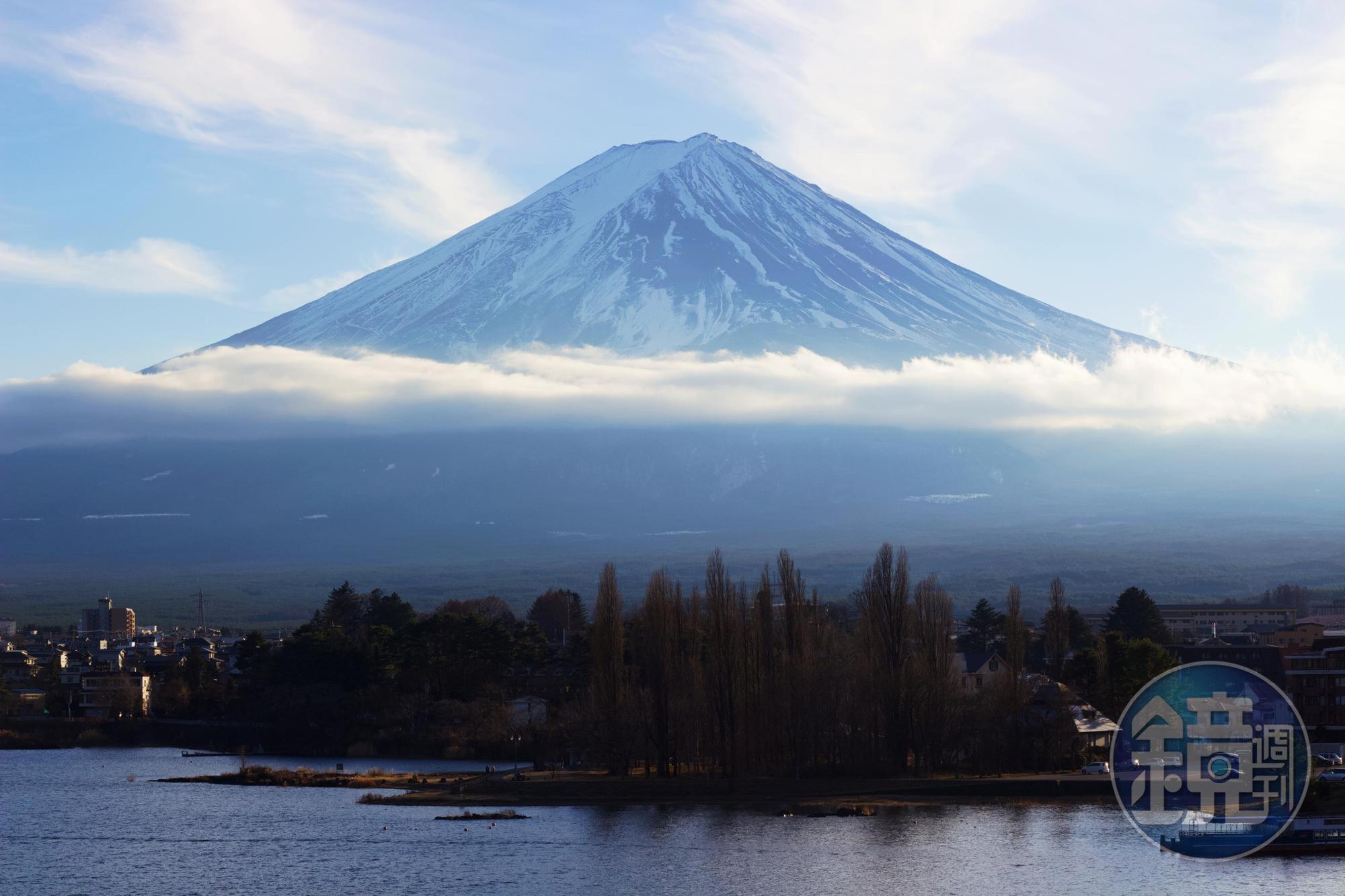 富士山腰間像裙擺一般的雲。