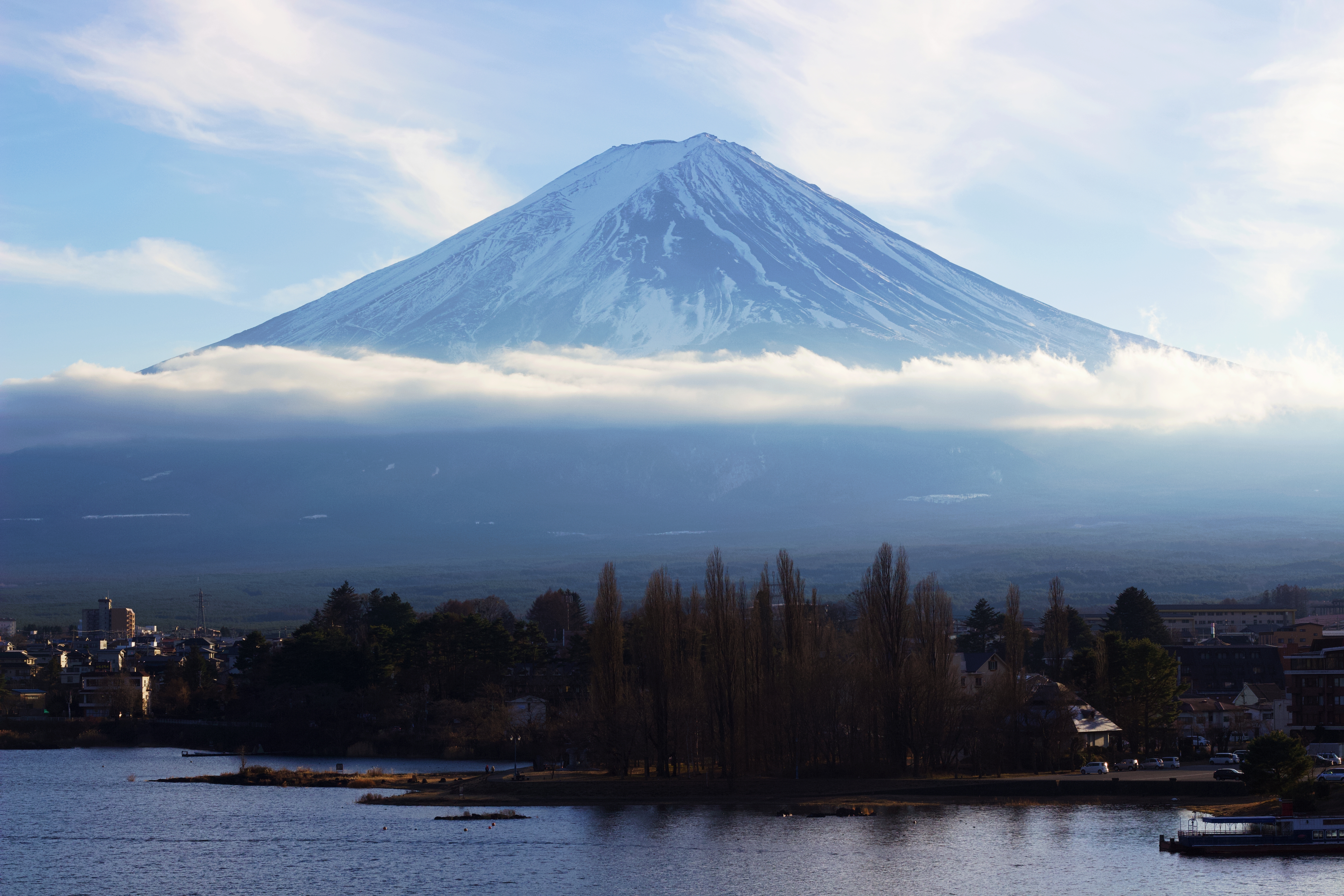 富士山腰間像裙擺一般的雲。