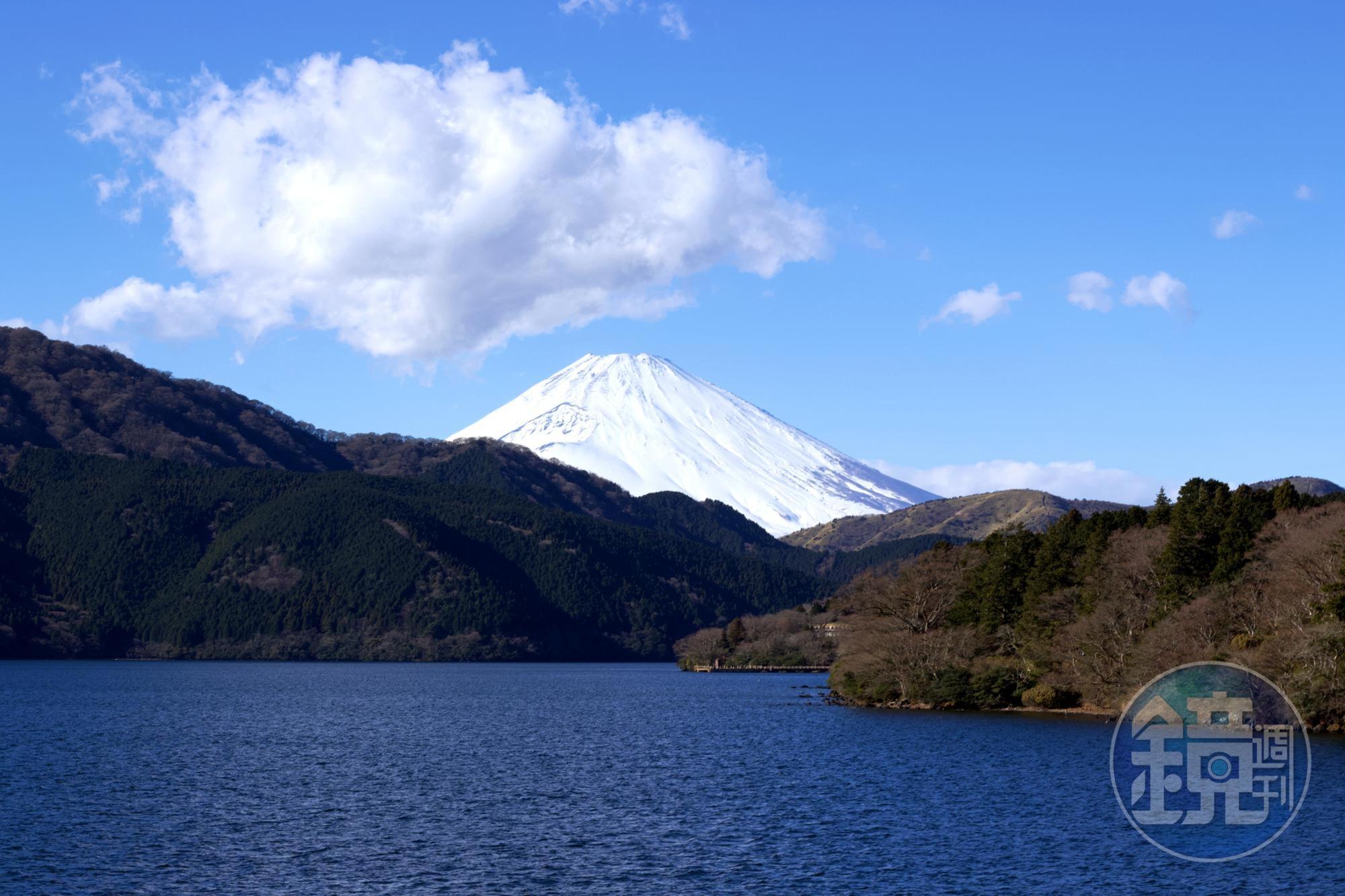 搭乘觀覽船看到的富士山，上面一朵雲有夠可愛。
