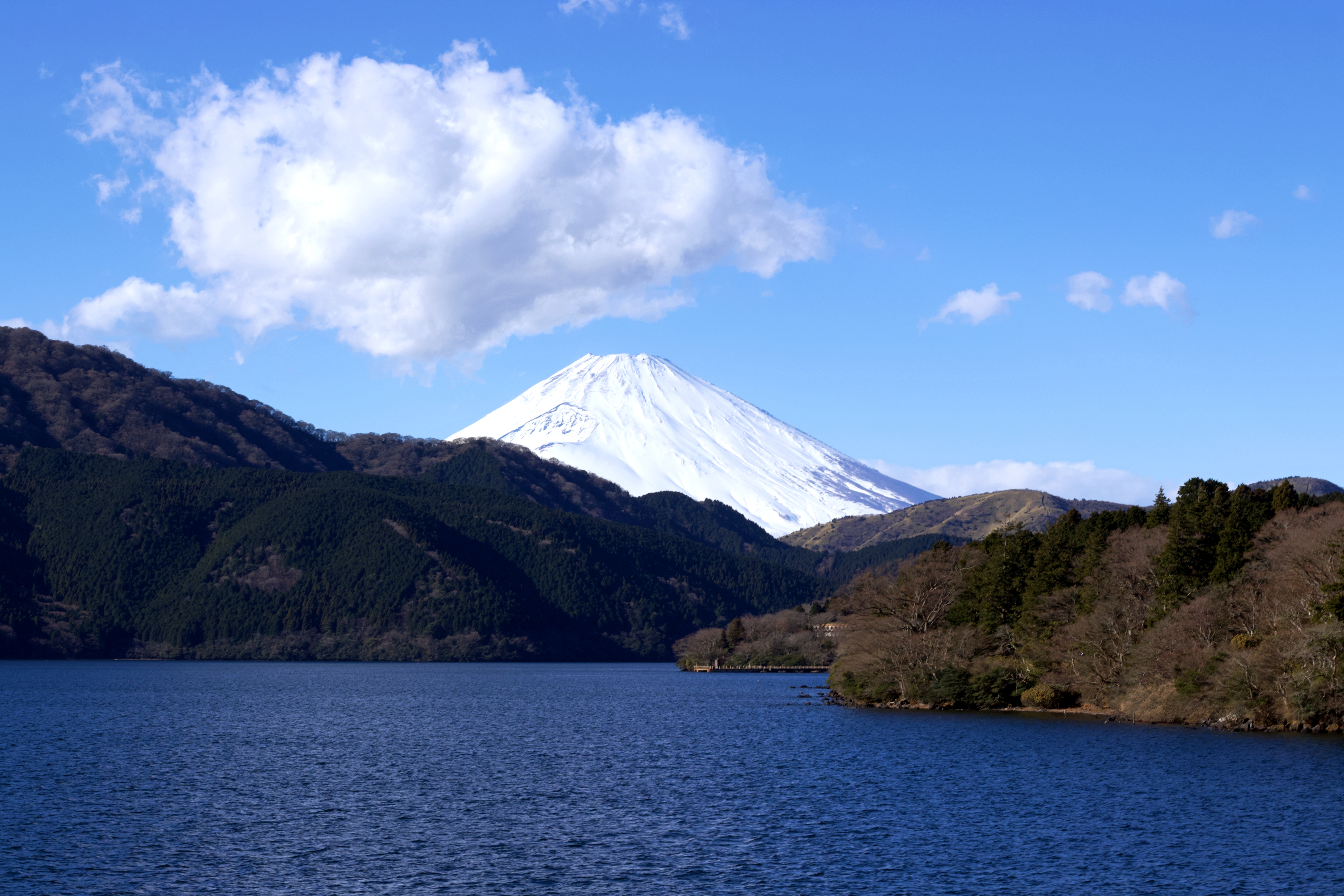 搭乘觀覽船看到的富士山，上面一朵雲有夠可愛。