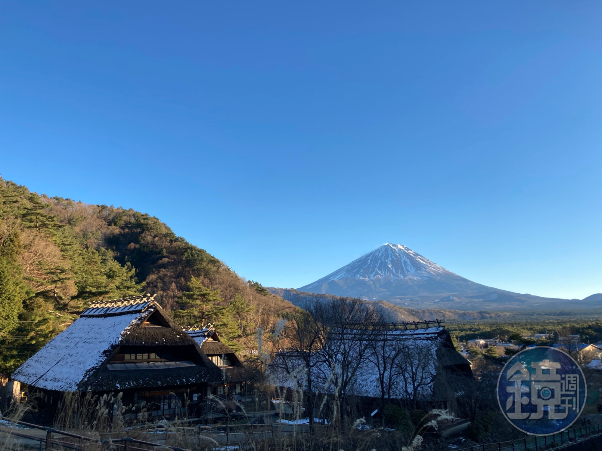 西湖療癒之里根場有「小合掌村」之稱，三角茅屋配上遠遠的富士山，相當和諧。