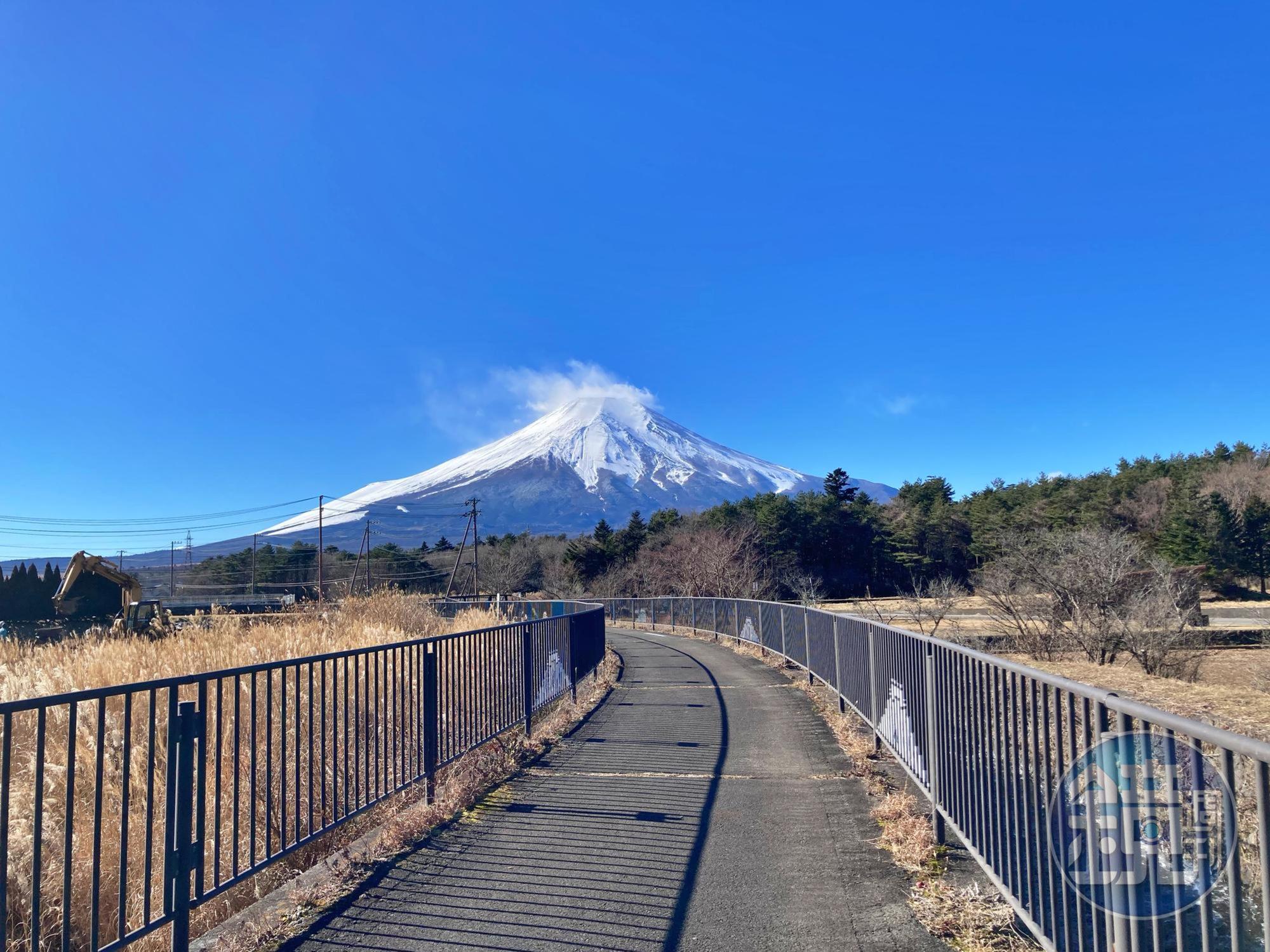 山中湖花都公園欄杆漆上富士山超可愛，雖然冬季不是花期，但富士山會一直在那裡。