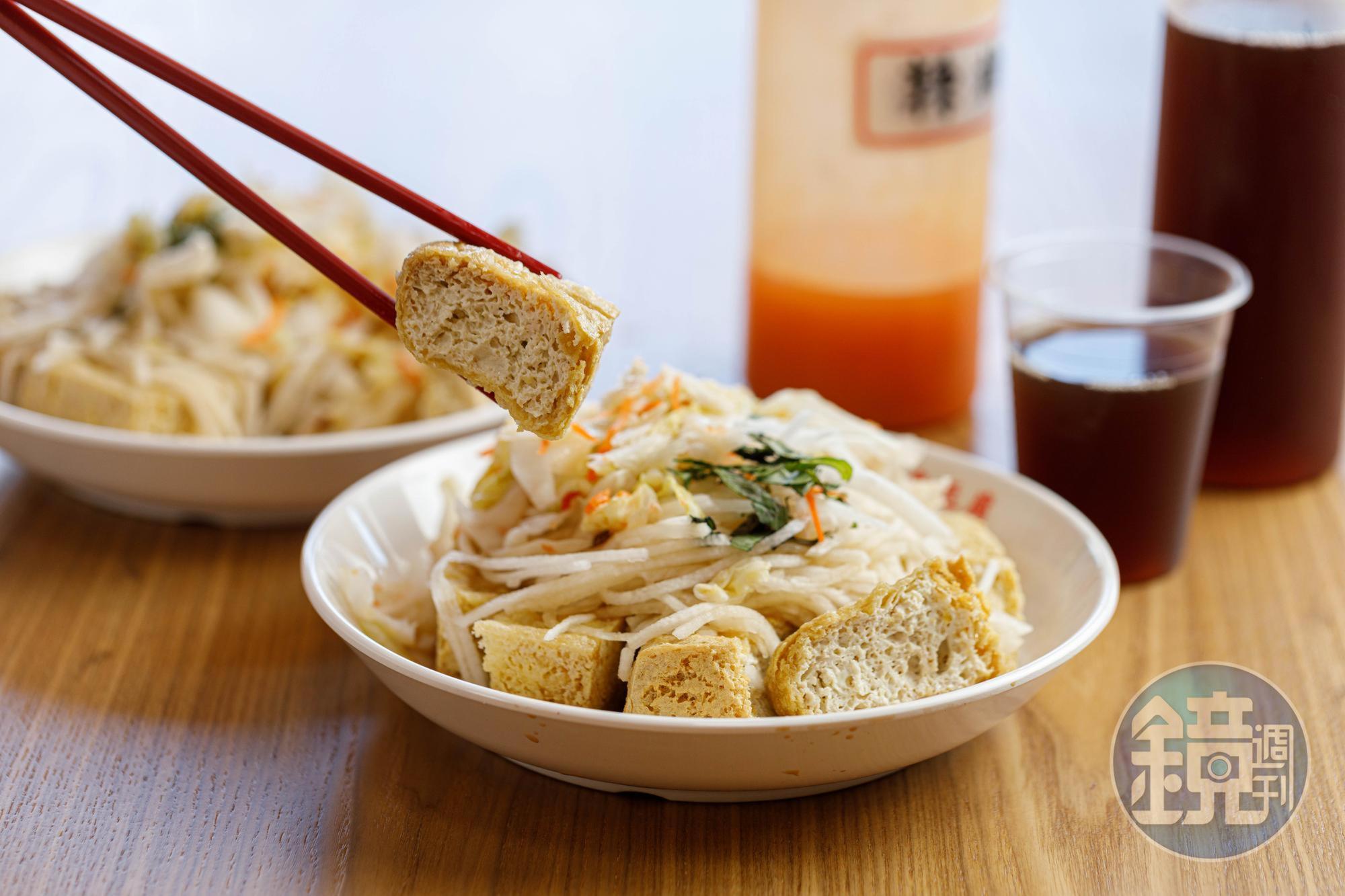 雖然是老派形容，但的確外酥內嫩，咬下爆汁，淋上橘色辣椒汁，更加分！ 