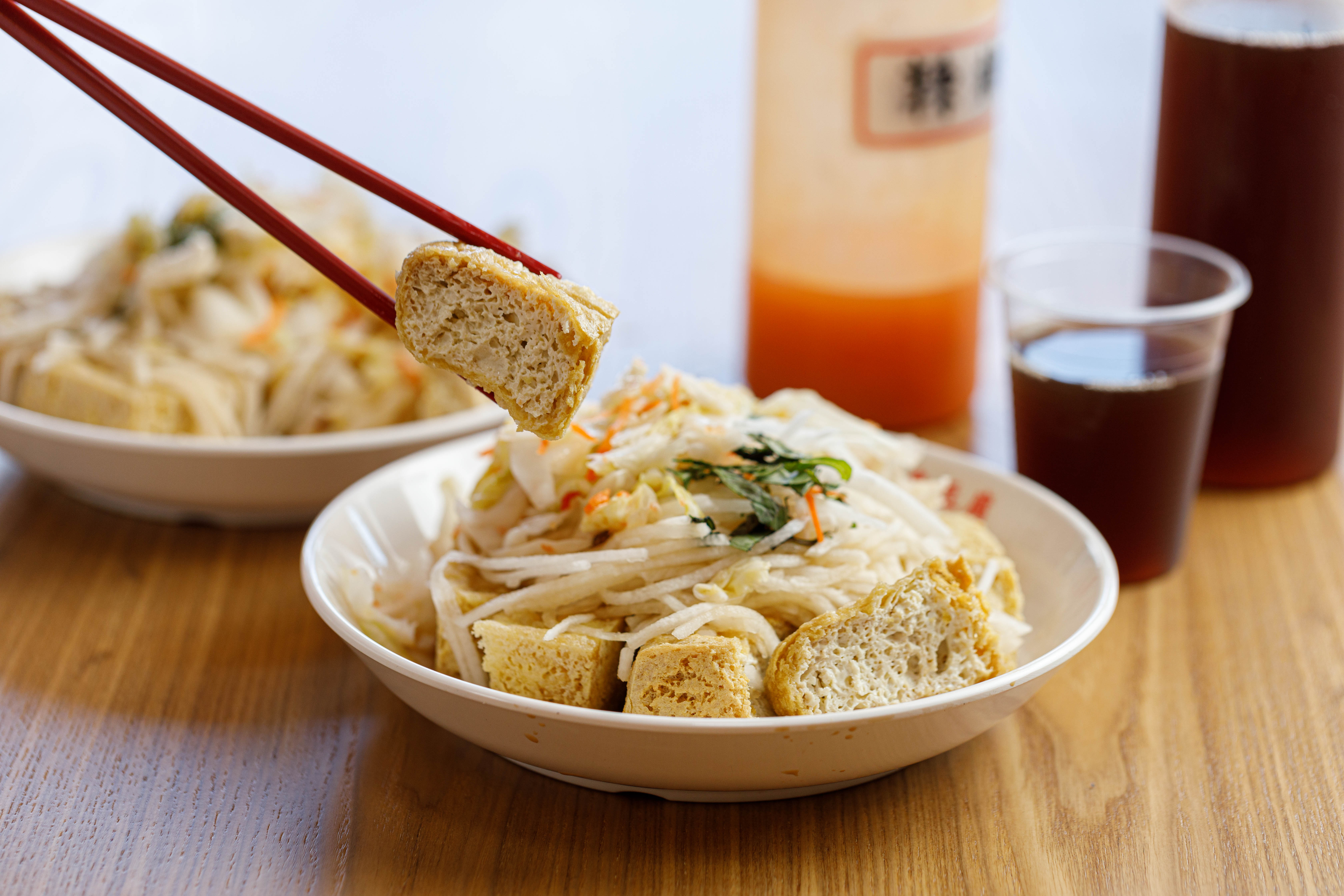 雖然是老派形容，但的確外酥內嫩，咬下爆汁，淋上橘色辣椒汁，更加分！ 