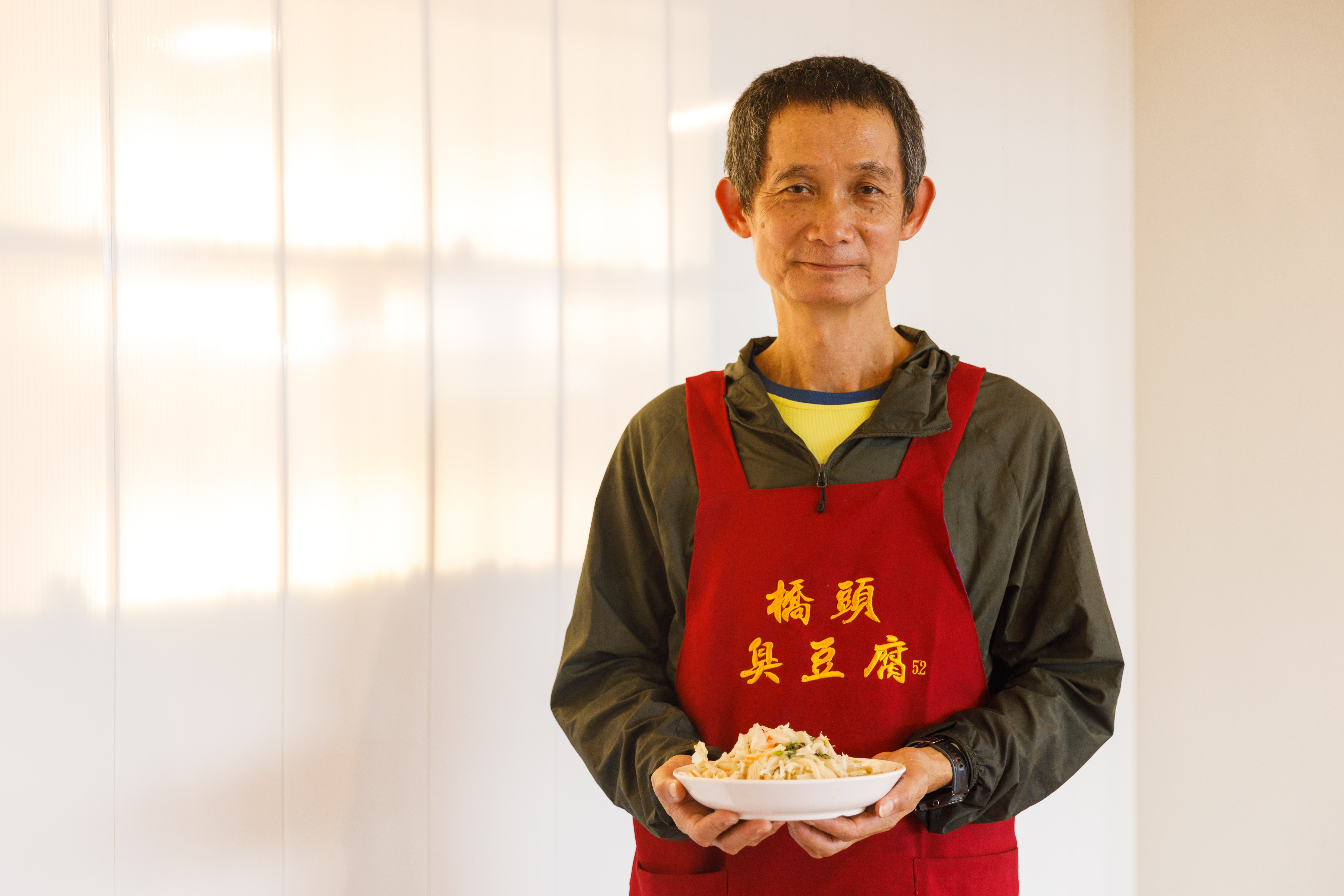 老闆楊德彬說：「每一個都是工，哪有天上掉下來的。」以異常認真的心態對待每一盤臭豆腐。