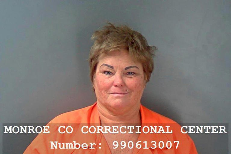 美國老婦戴薇思搭公車時隨機持刀砍殺亞裔女學生。（翻攝推特@Jerri_Lynn25）