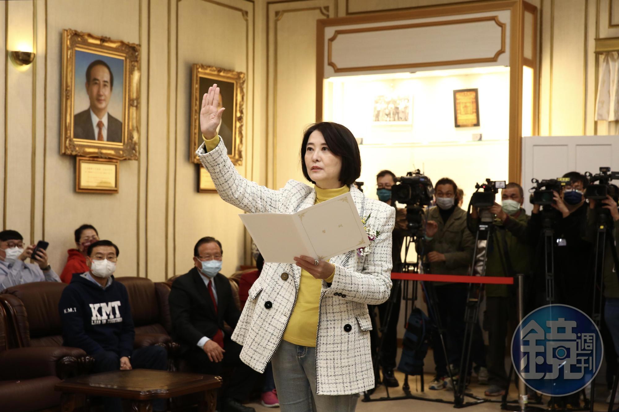立法委員王鴻薇今宣誓就職，也成為最短命的議員。