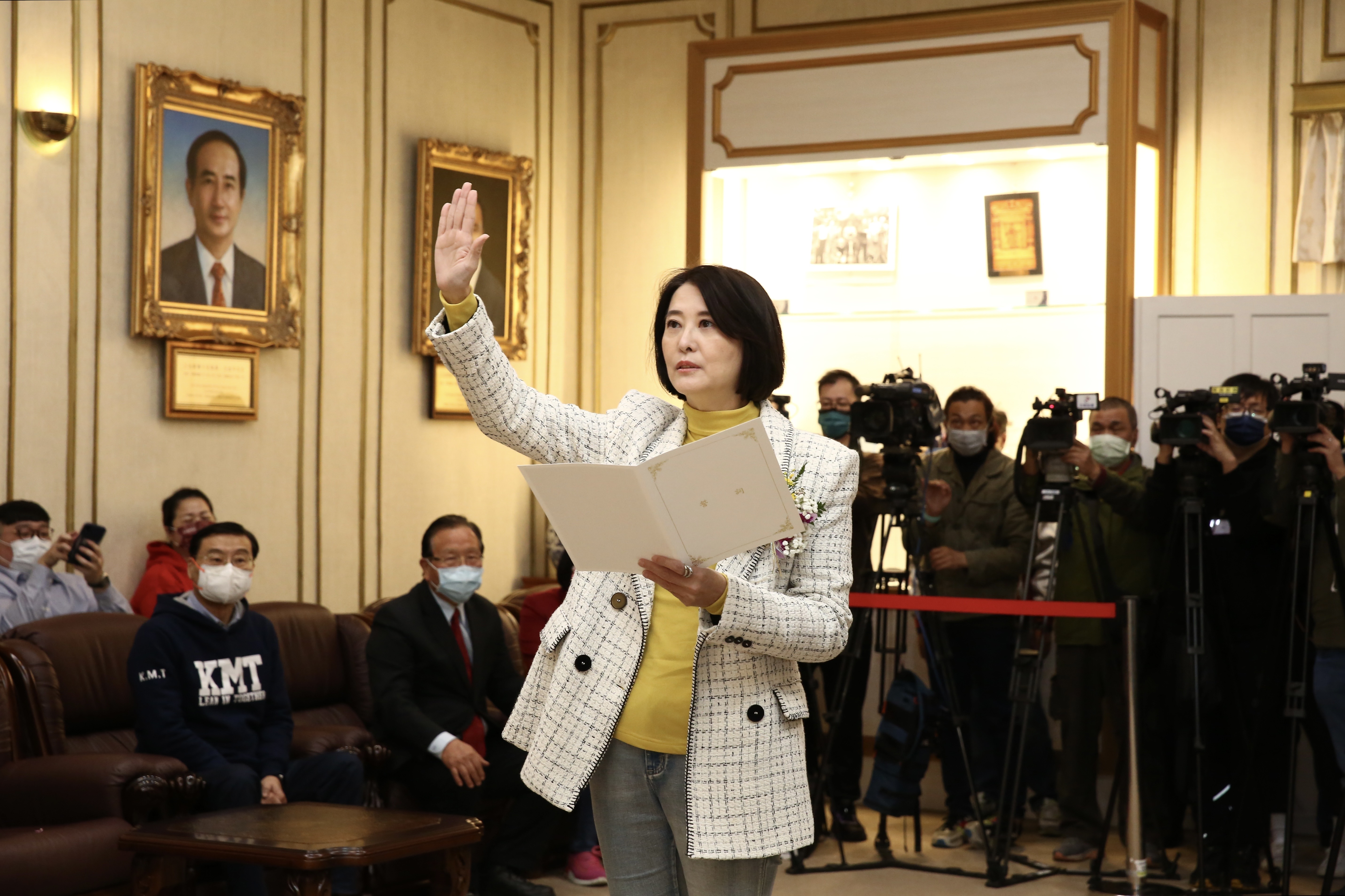 立法委員王鴻薇今宣誓就職，也成為最短命的議員。