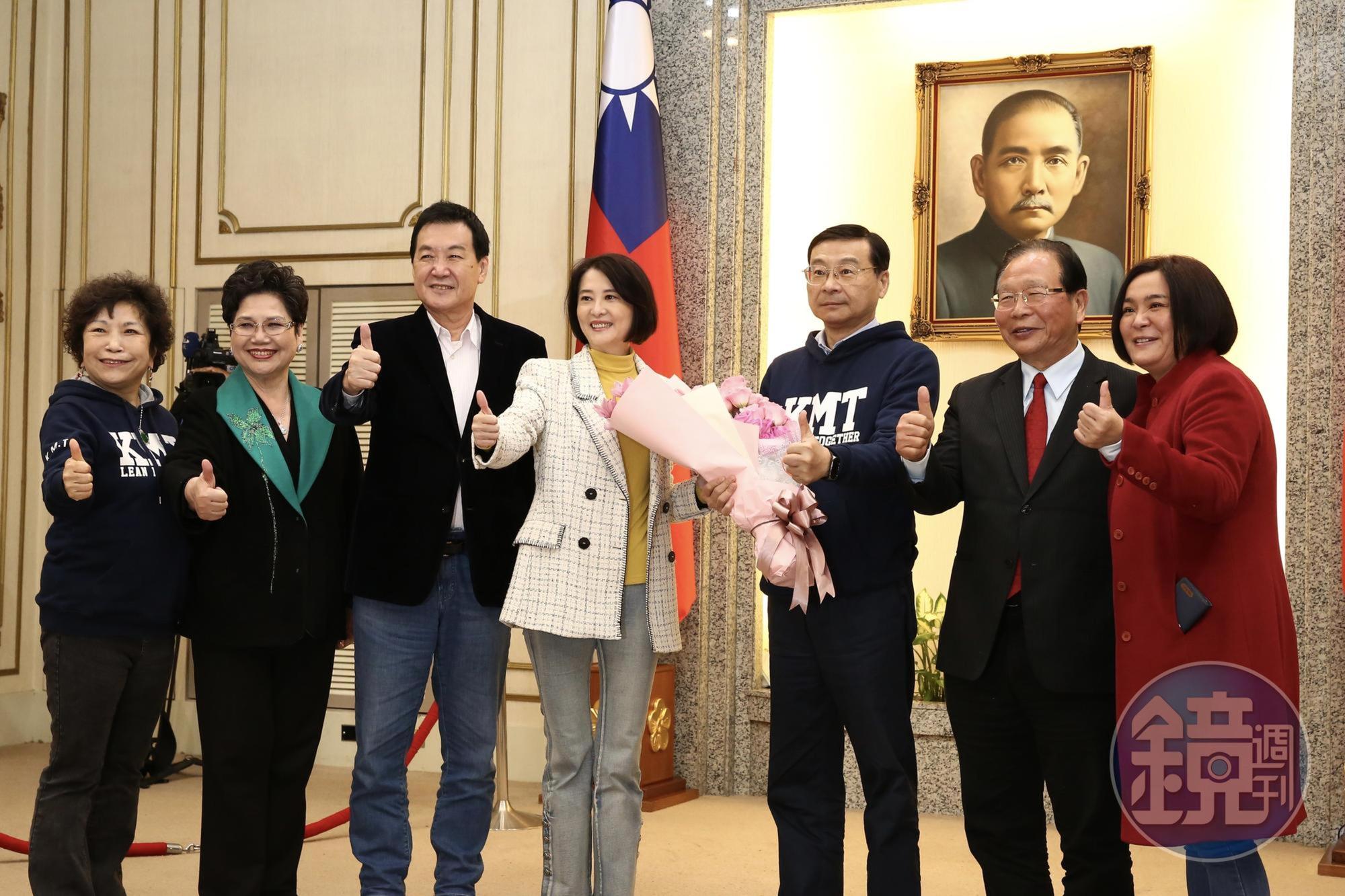 國民黨各立委到場力挺王鴻薇（左4）。