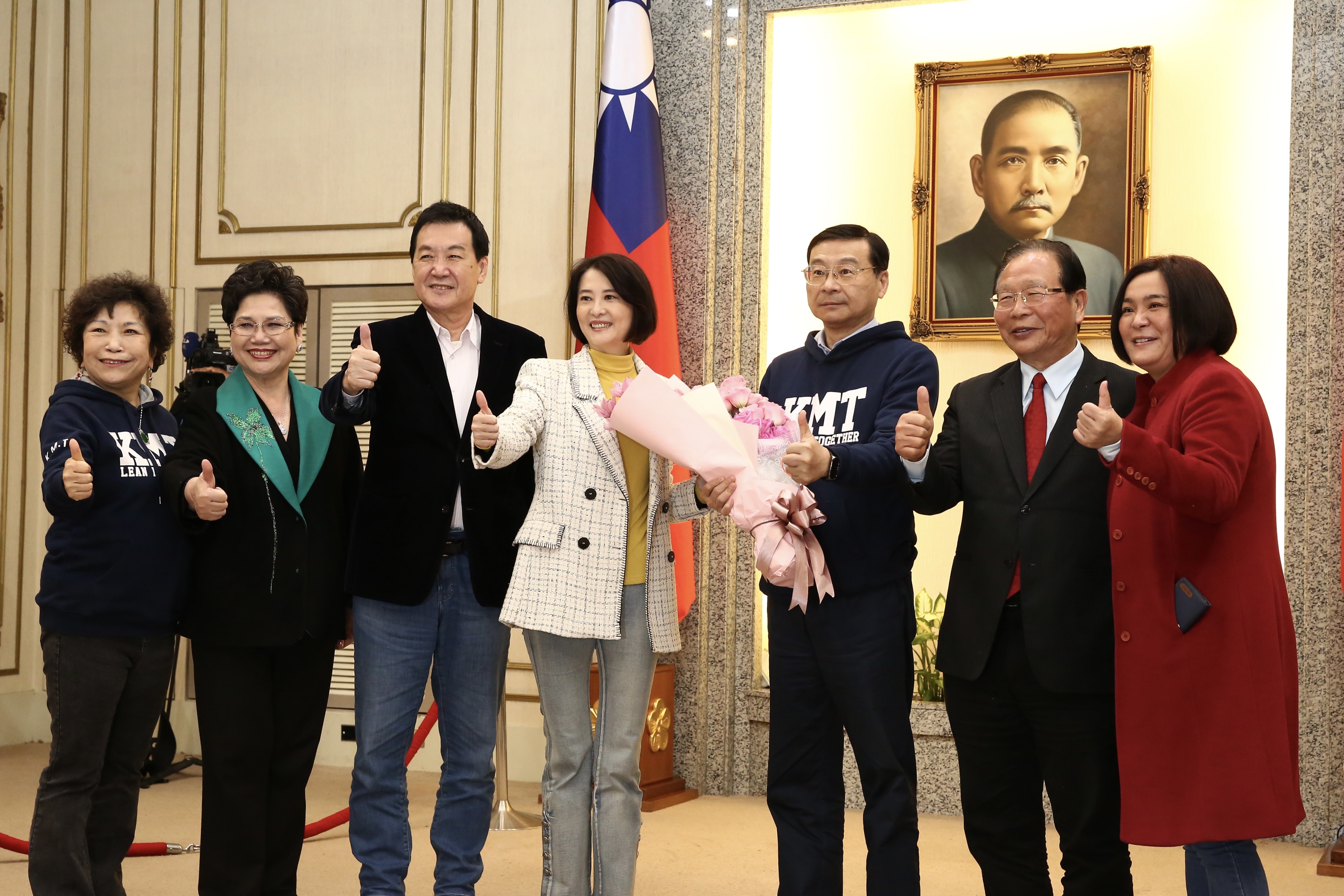 國民黨各立委到場力挺王鴻薇（左4）。