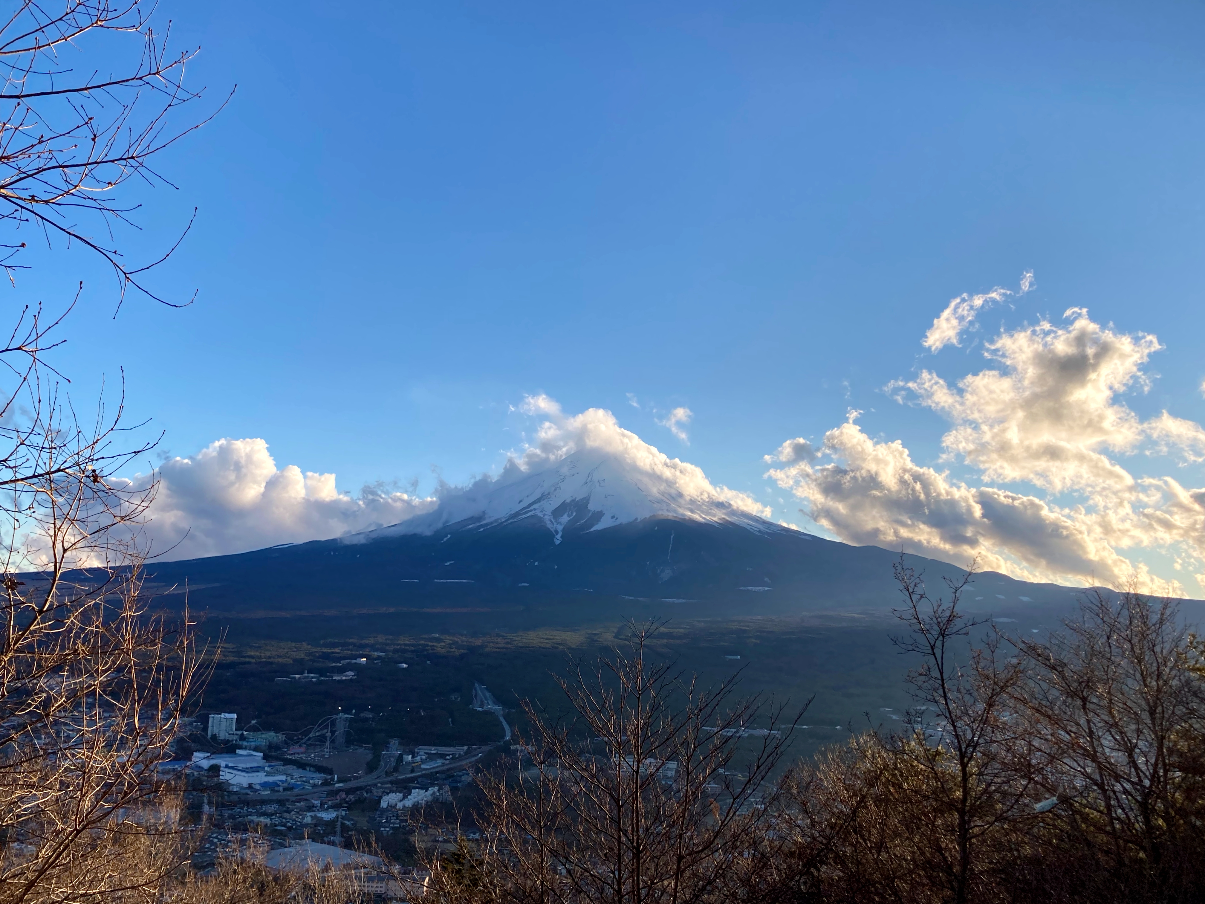 搭乘纜車到天上山公園看富士山。
