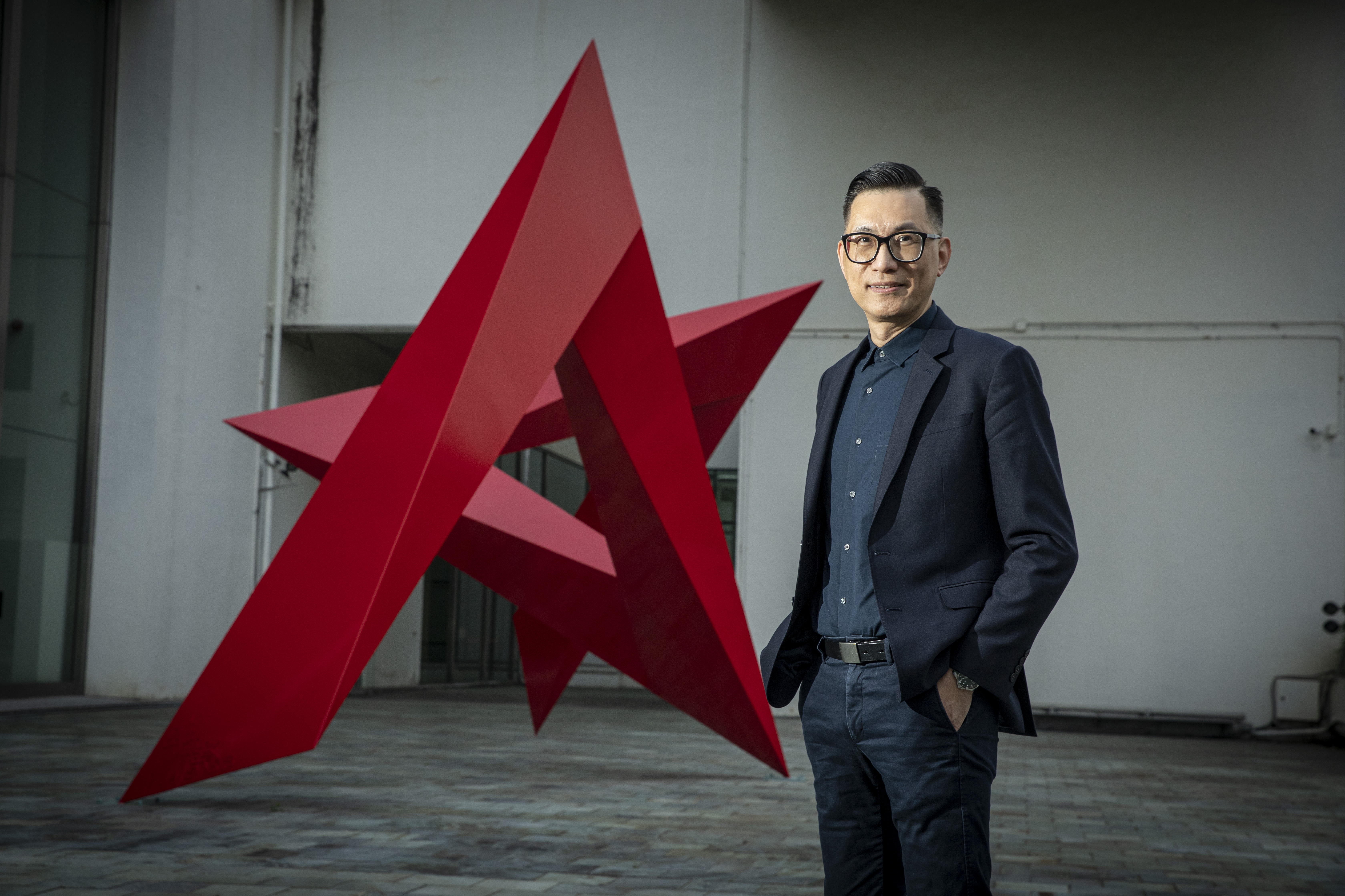 王俊傑身後的雕塑為1985年李再鈐的雕塑作品〈低限的無限〉,當年在北美術館展出,因有人投書認為作品漆成紅色有點像中國共產黨的紅星,當時北美館館長蘇瑞屏旋即將作品改塗成銀色,引起軒然大波。本次展覽亦本色展出該件作品。