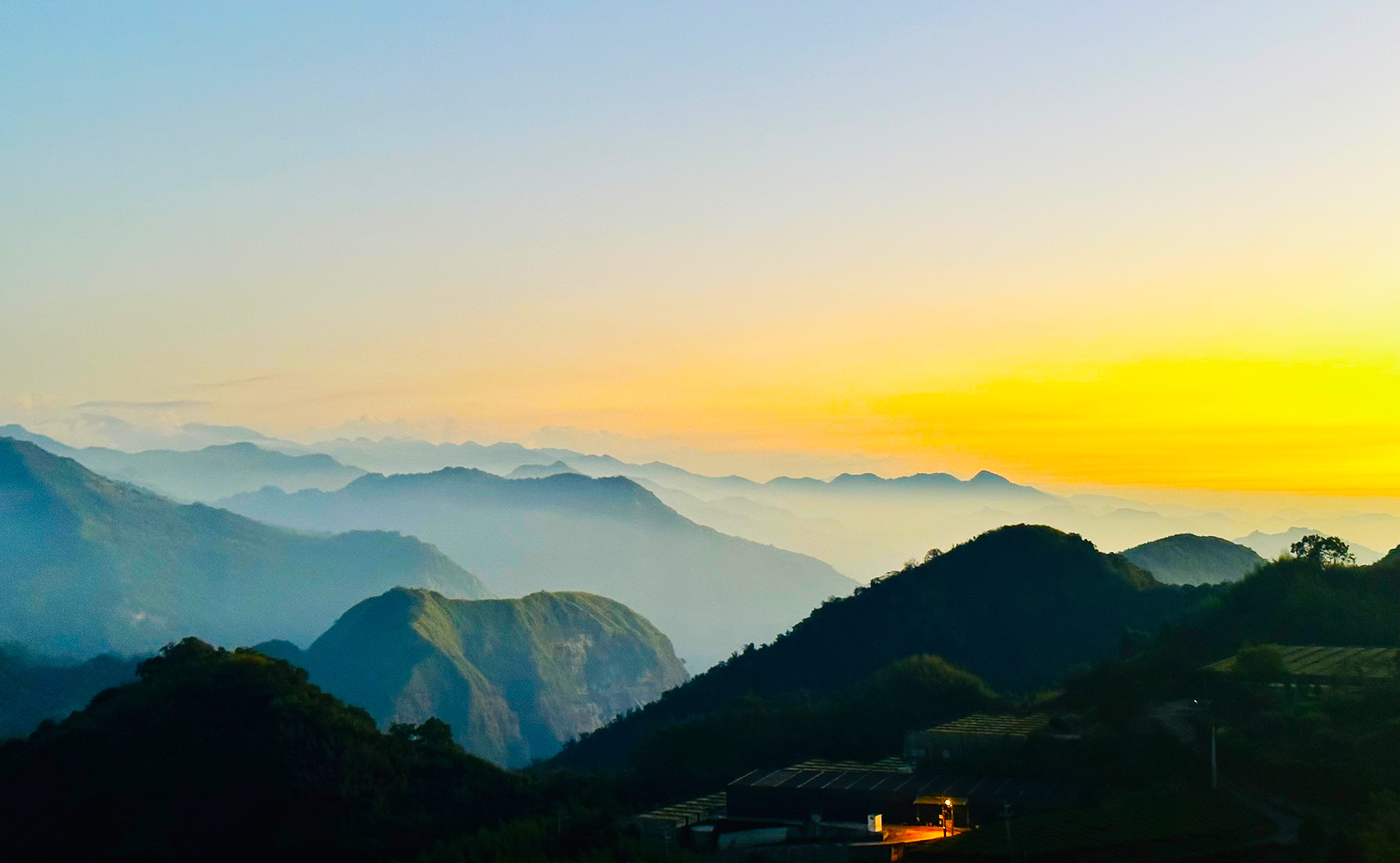從阿里山英迪格酒店頂樓能欣賞到遼闊絕美的雲海景觀。(阿里山英迪格酒店提供)