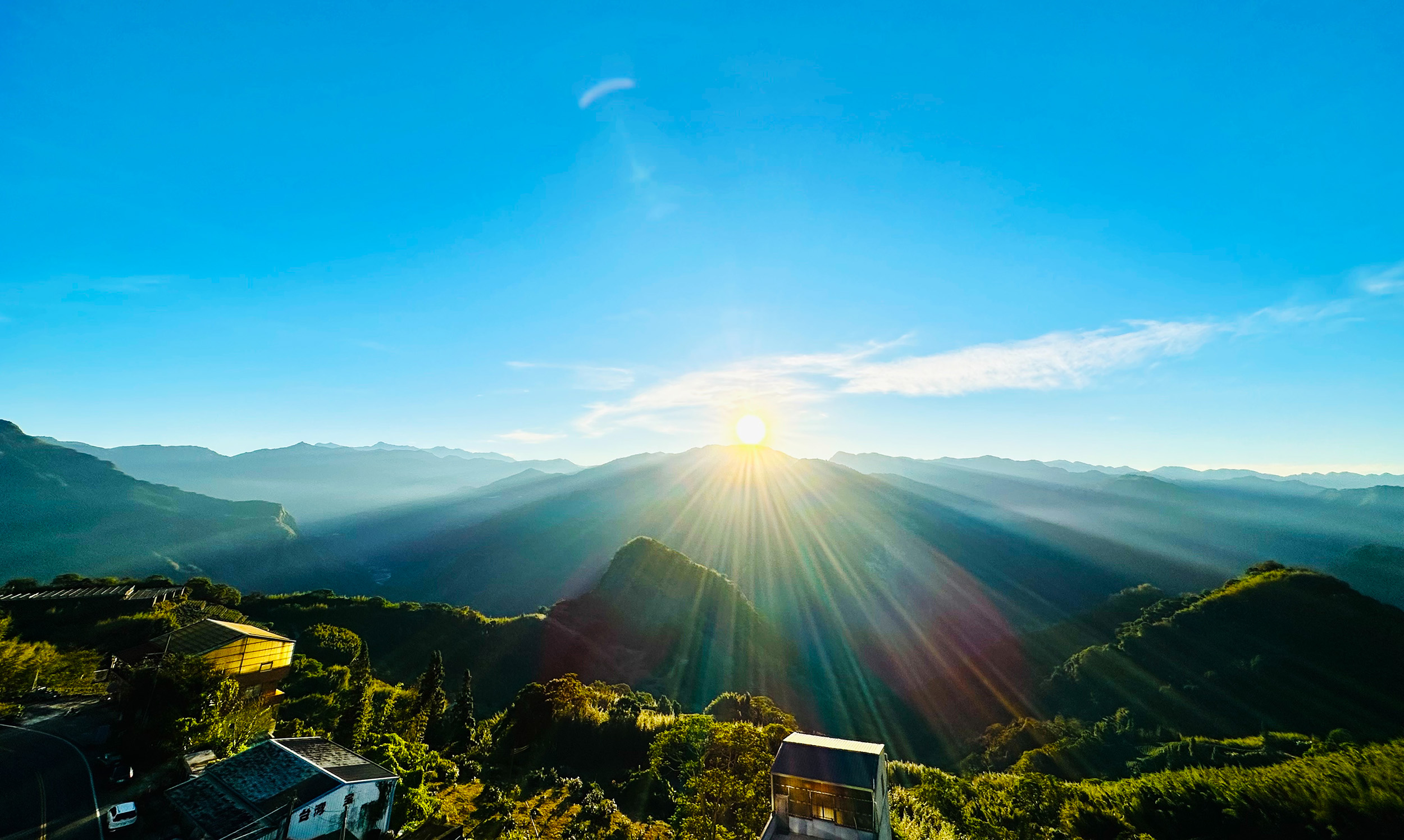 從酒店泳池畔能捕捉到阿里山最著名的日出美景。(阿里山英迪格酒店提供)