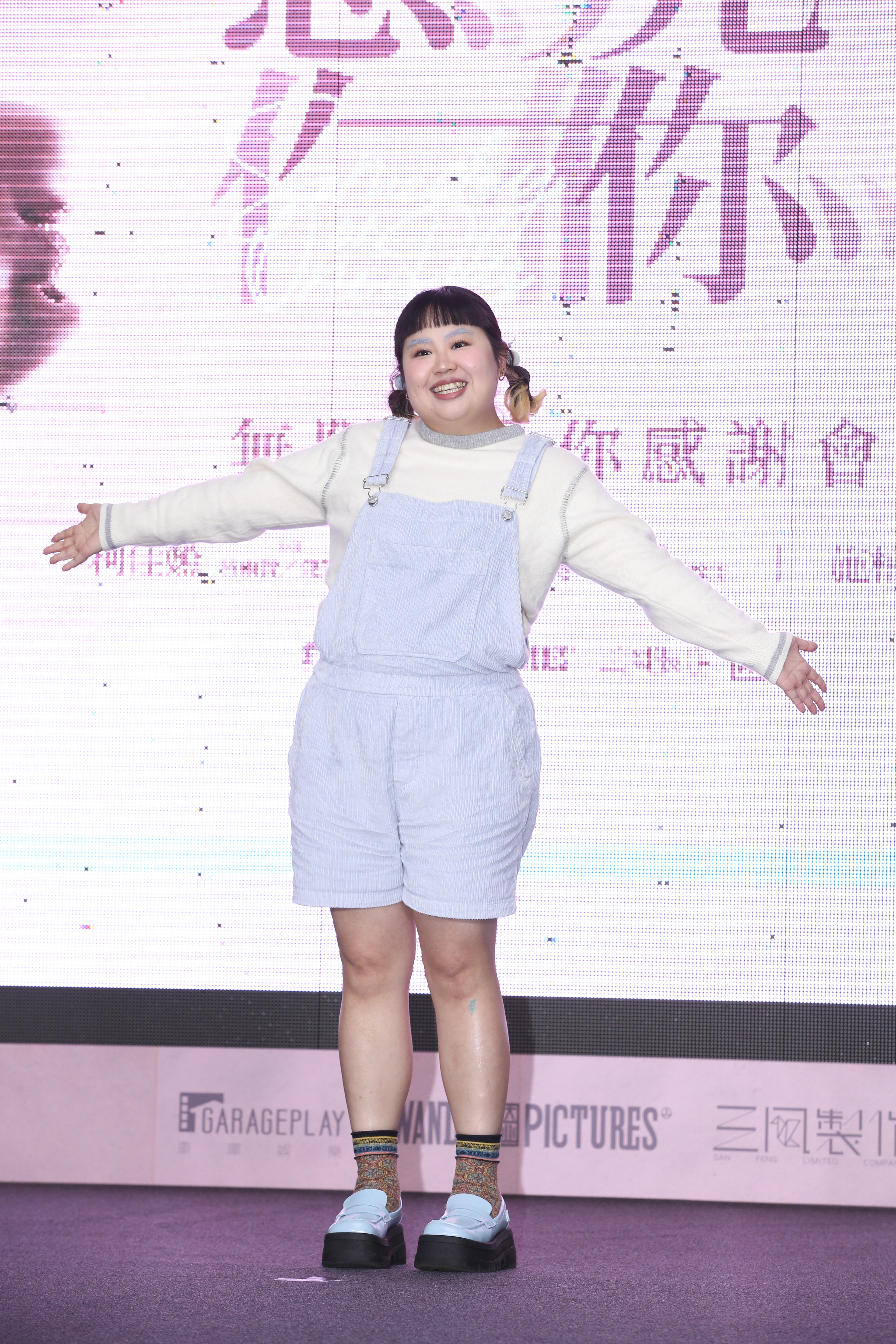 柯佳嬿因故未能到場,特別授權片中飾演她閨密的大文「可扮一日黃雨萱」。