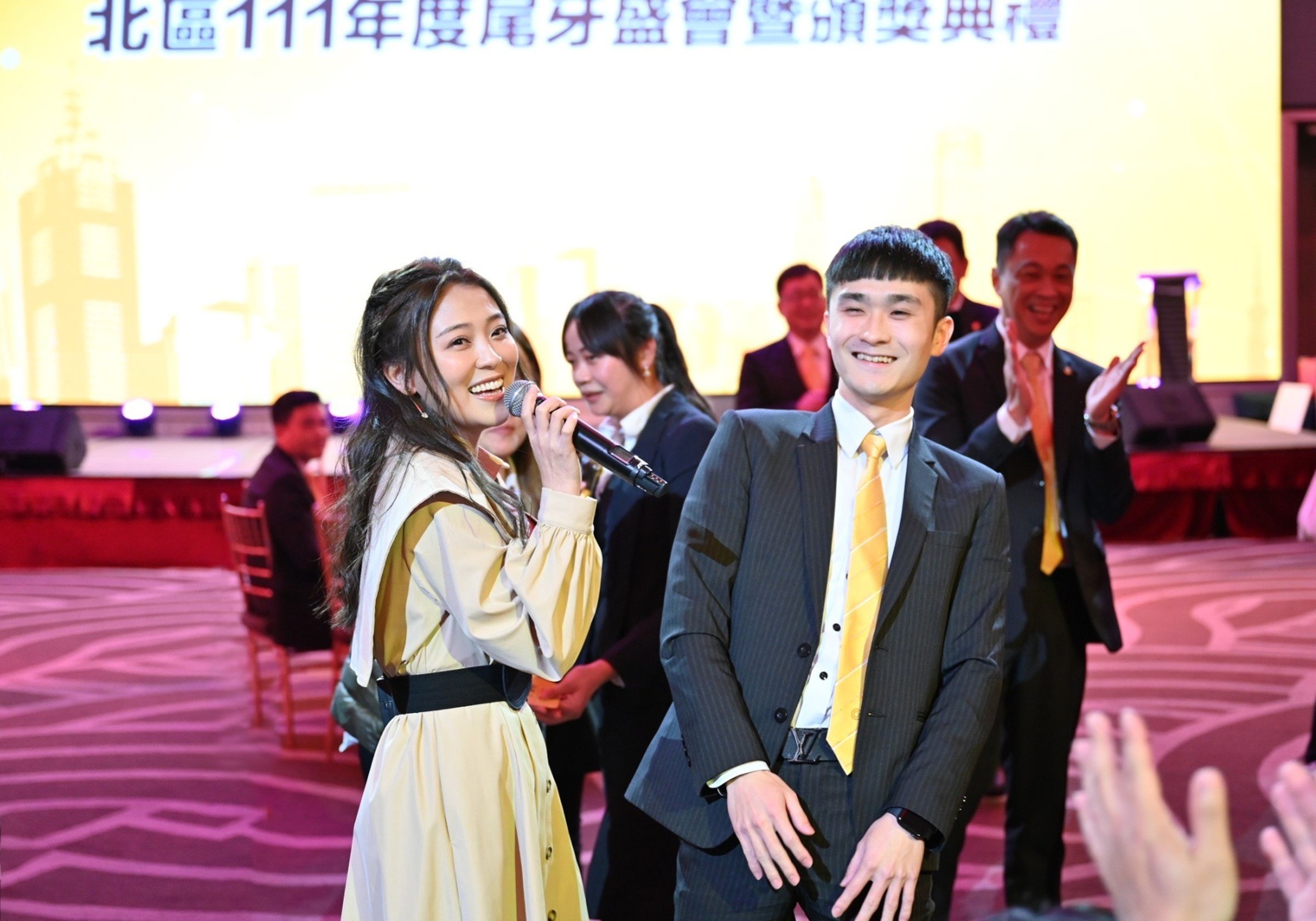 音樂甜心卓文萱不僅以歌聲融化現場聽眾的耳朵,還跟台下經紀人熱情互動,帶來活動高潮。