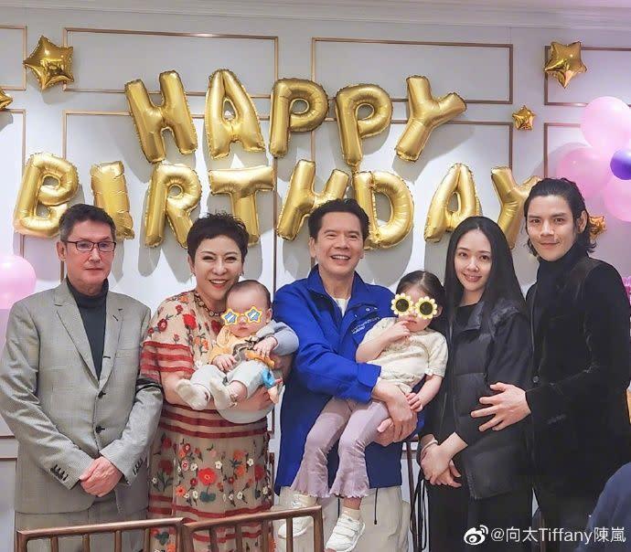 向太貼出2家人合照，欲止婚變傳聞。（翻攝自微博）