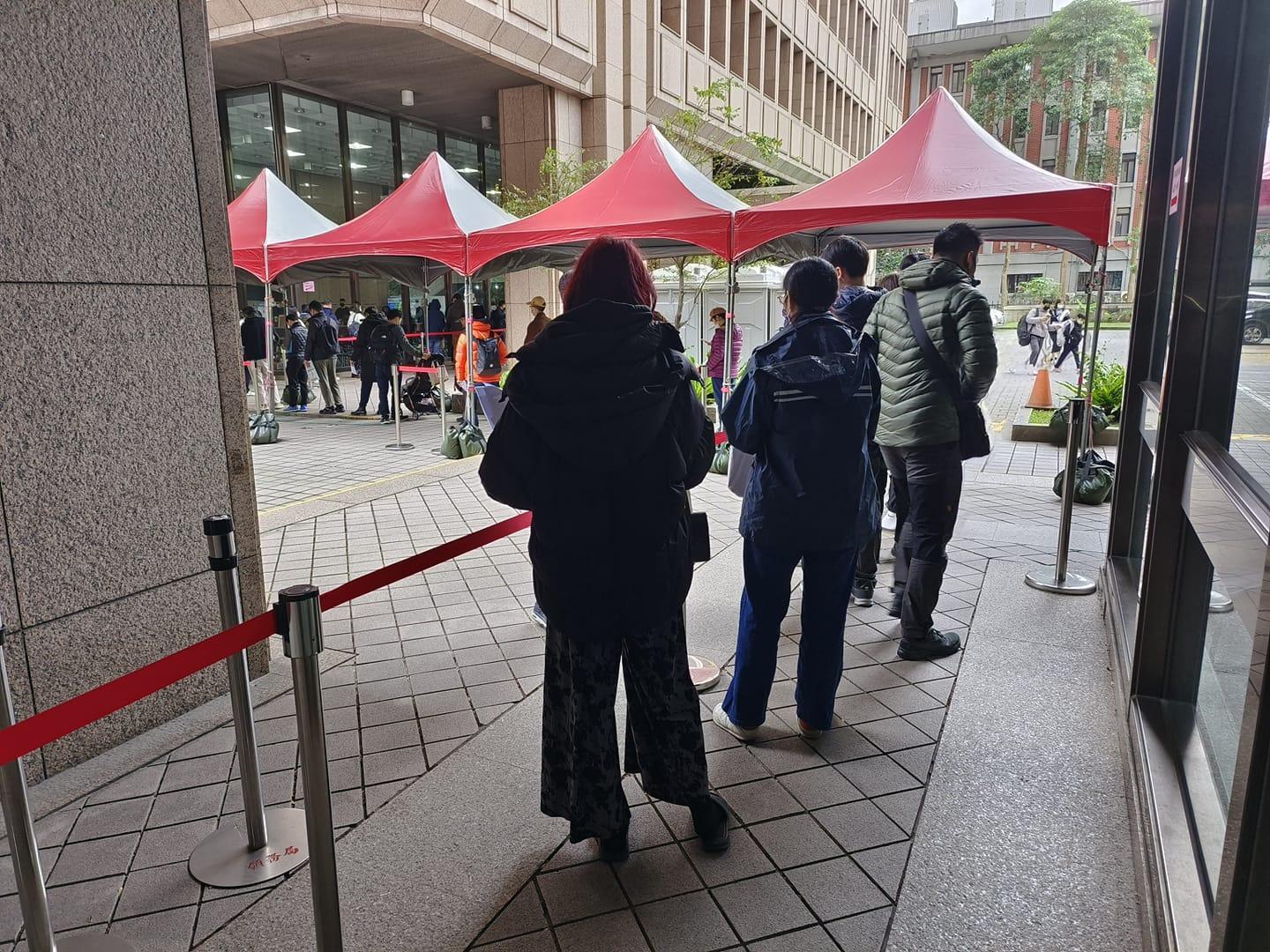 林氏璧曝光南棟外面也有排隊人潮。（翻攝自日本自助旅遊中毒者）