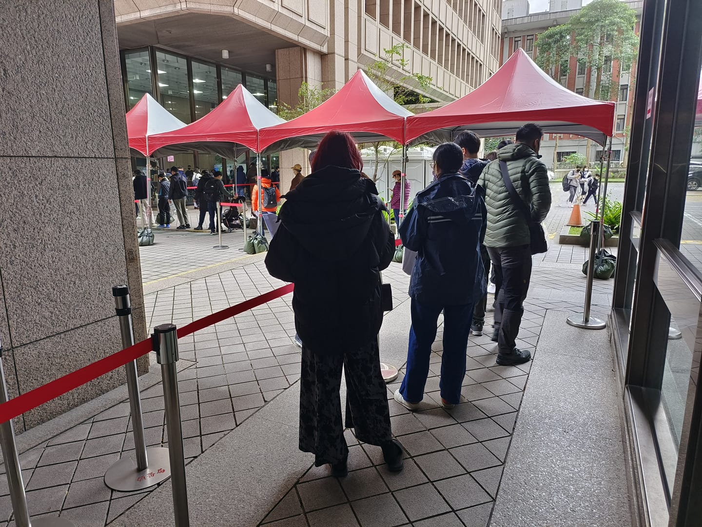 林氏璧曝光南棟外面也有排隊人潮。（翻攝自日本自助旅遊中毒者）