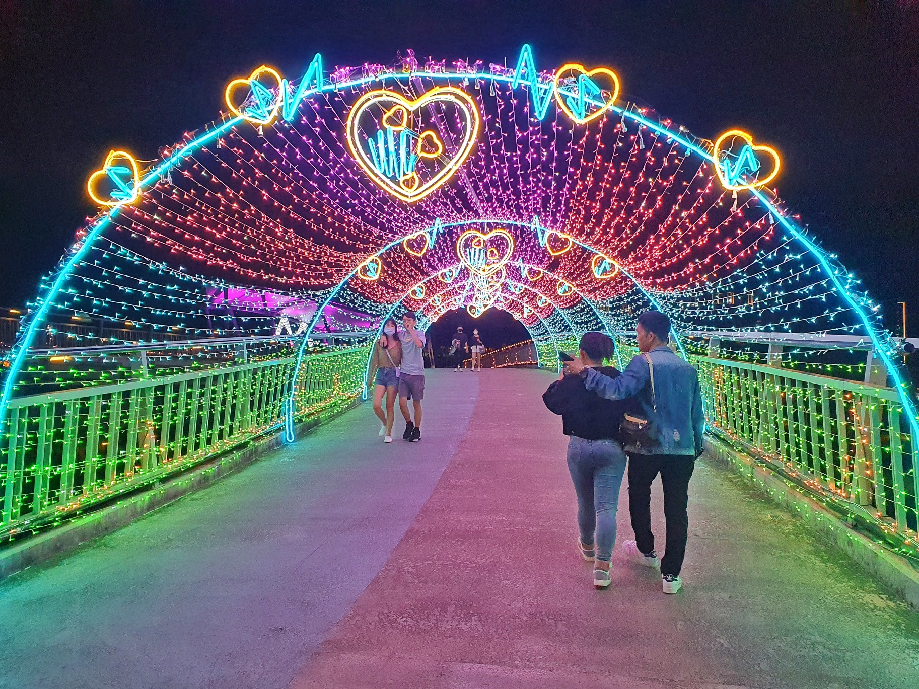 穿越辰光橋上悸動心跳隧道，象徵愛情長長久久。（新北市政府高灘地工程管理處提供）