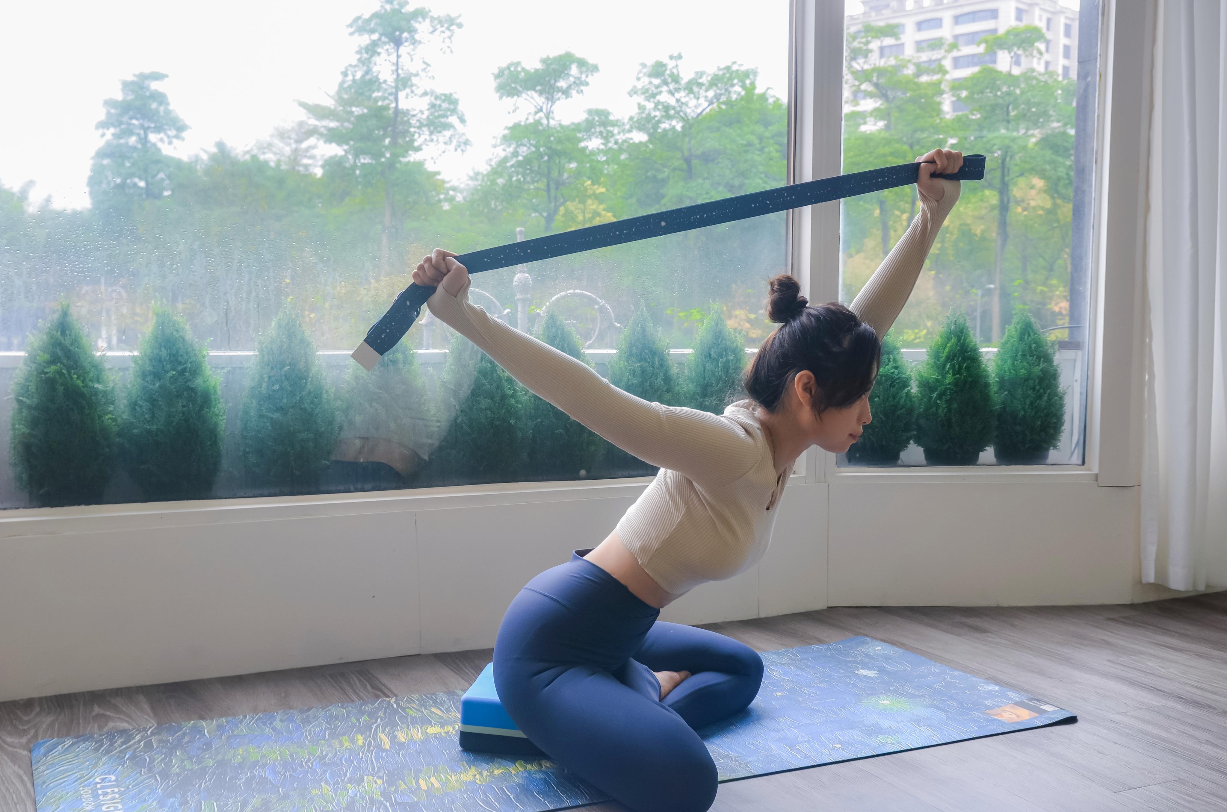 如果還想要加深，保持脊椎延伸讓身體斜前方，像超人飛行的動作。（CHA 帶瑜去旅行提供）