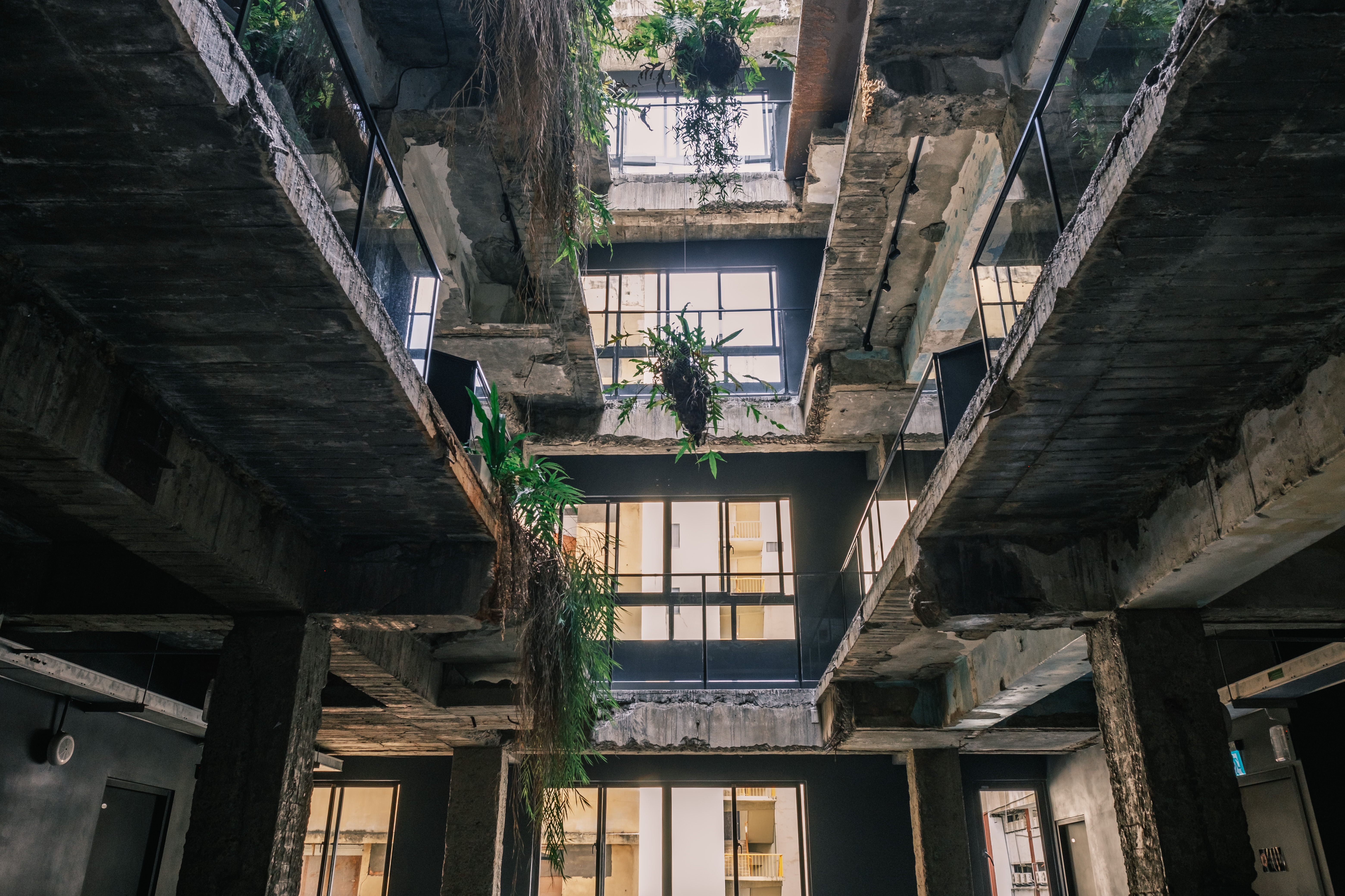 中庭可以看見樓地板打通，陽光從中灑落的獨特空間。